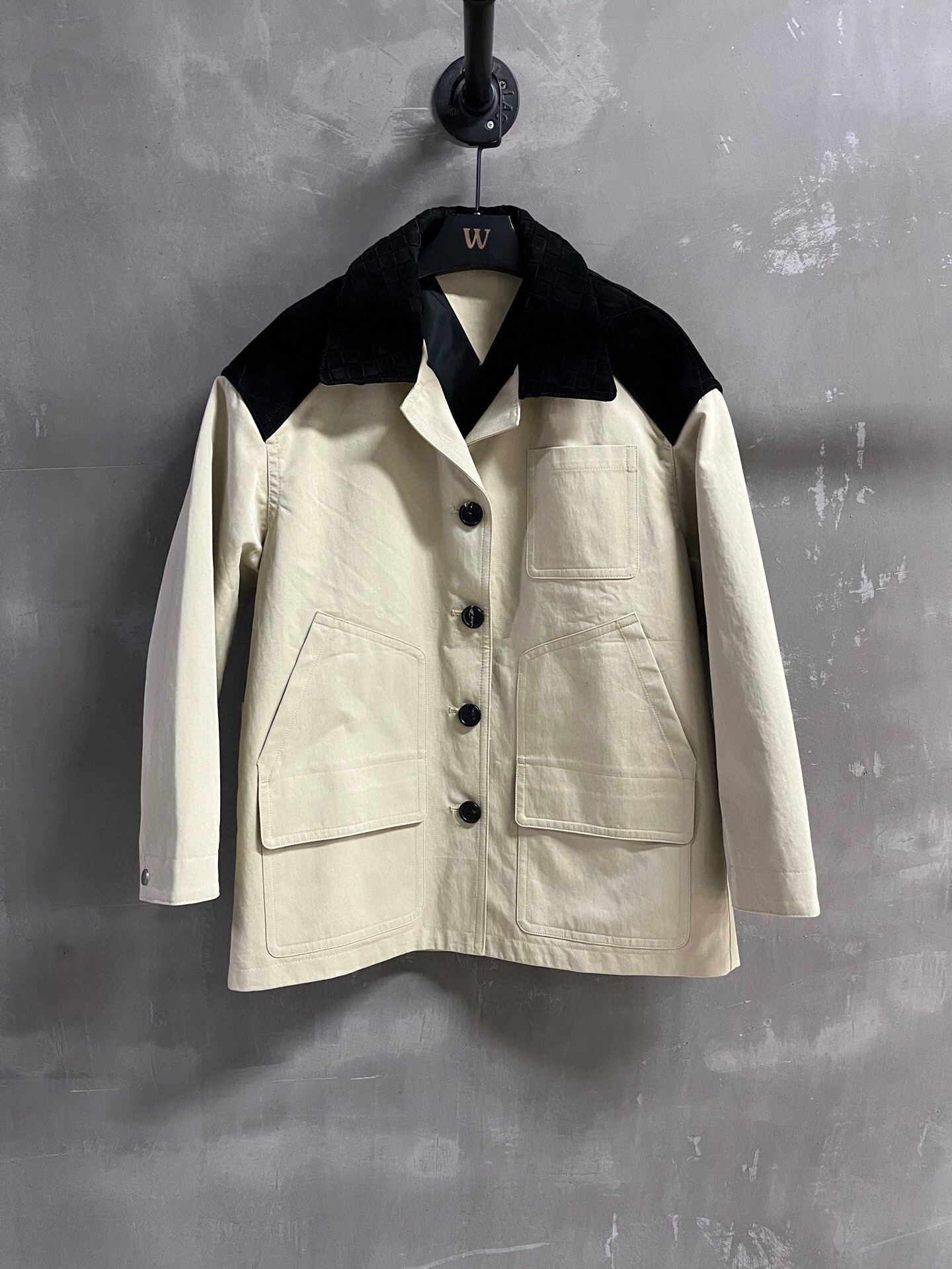 NO:700915,Special offer is here, BV cloth and fur, unique sample M1, size M, bust 118, length 76, shoulder width 56, sleeve length 52, special offer, no refunds, no exchanges, no free shipping, bottega veneta,19860909特价福利来了BV 布装拼绒毛皮 孤品样衣M1 尺寸M码胸围118 衣长76 肩宽56 袖长52,特价 不退不换不包邮,bottega veneta,,Women's clothing