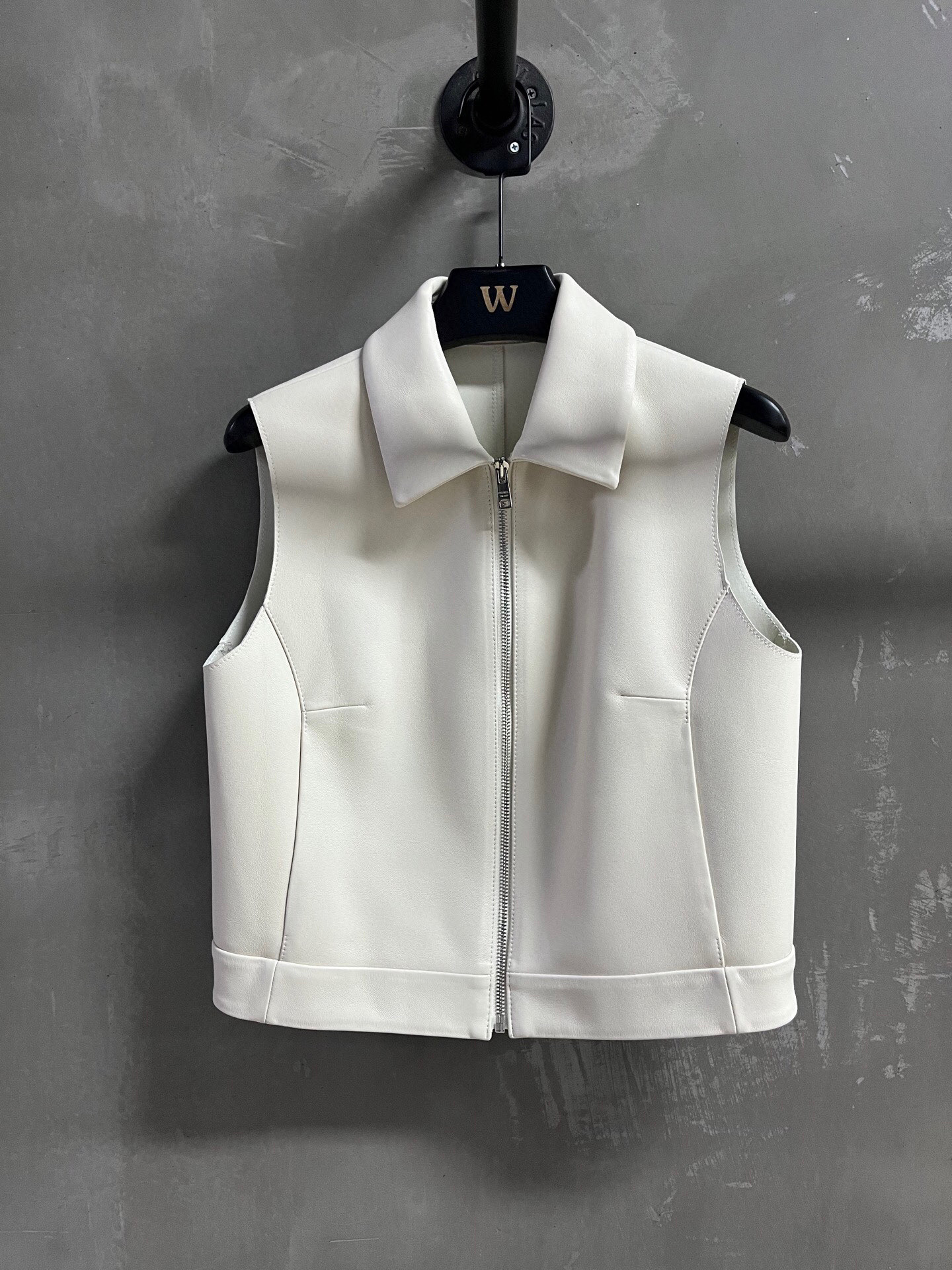 NO:702692,Special offer is here, prada sheepskin vest, one-of-a-kind sample M1, size M, bust 92, length 46, shoulder width 37, special offer, no refunds, no exchanges, no free shipping, prada, sheepskin,19860909特价福利来了prada绵羊皮皮背心孤品样衣M1 尺寸M码胸围92衣长46肩宽37,特价 不退不换不包邮,prada,sheepskin,,Women's clothing