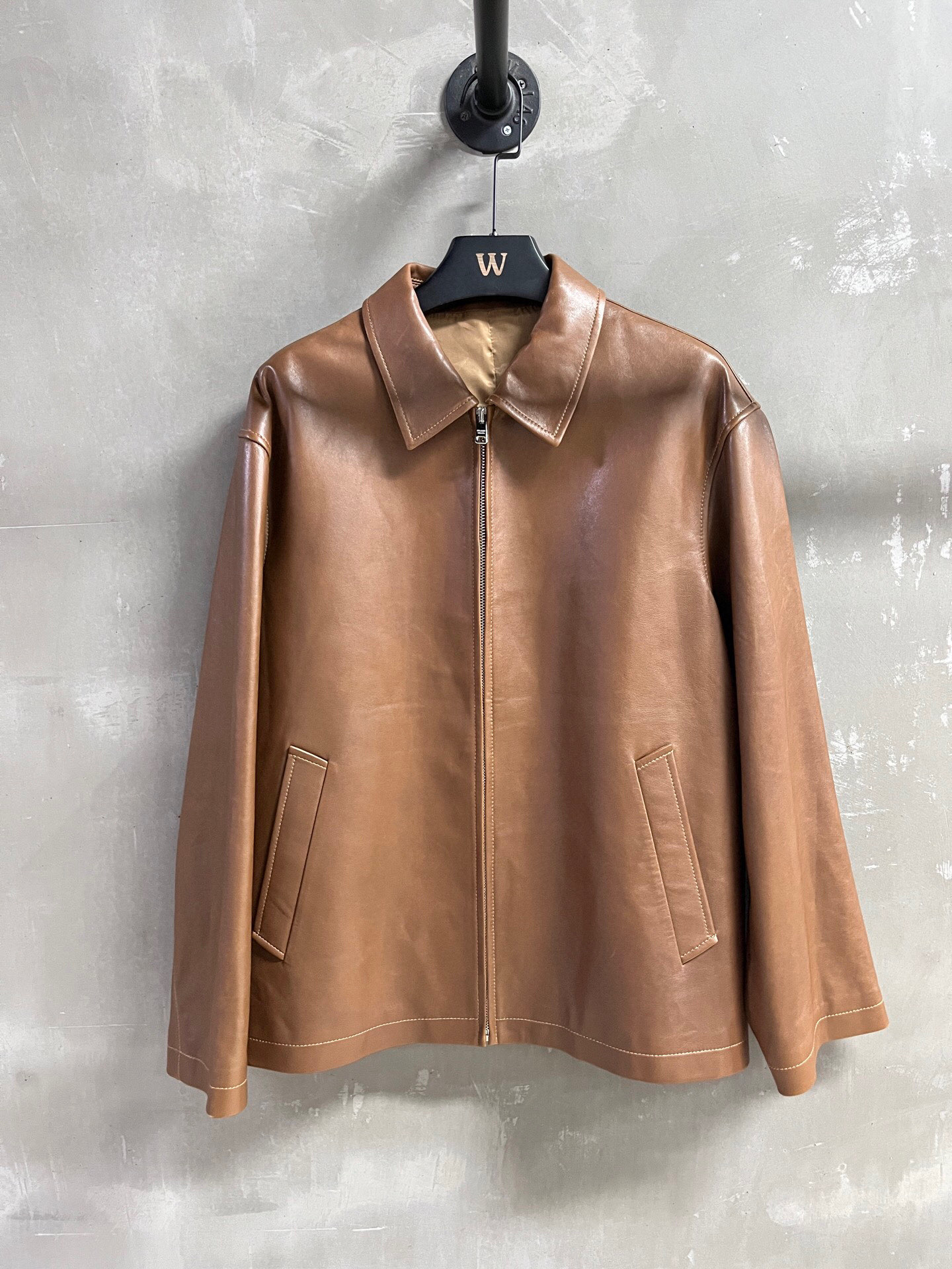 NO:702404,Special offer is here for prada waxed sheepskin, unique sample dress M1, size M, bust 116, length 67, shoulder width 50, sleeve length 56, special offer, no return, no exchange, no free shipping, prada, sheepskin,19860909特价福利来了prada 油蜡羊皮 孤品样衣M1 尺寸M码胸围116 衣长67 肩宽50 袖长56,特价 不退不换不包邮,prada,sheepskin,,Women's clothing