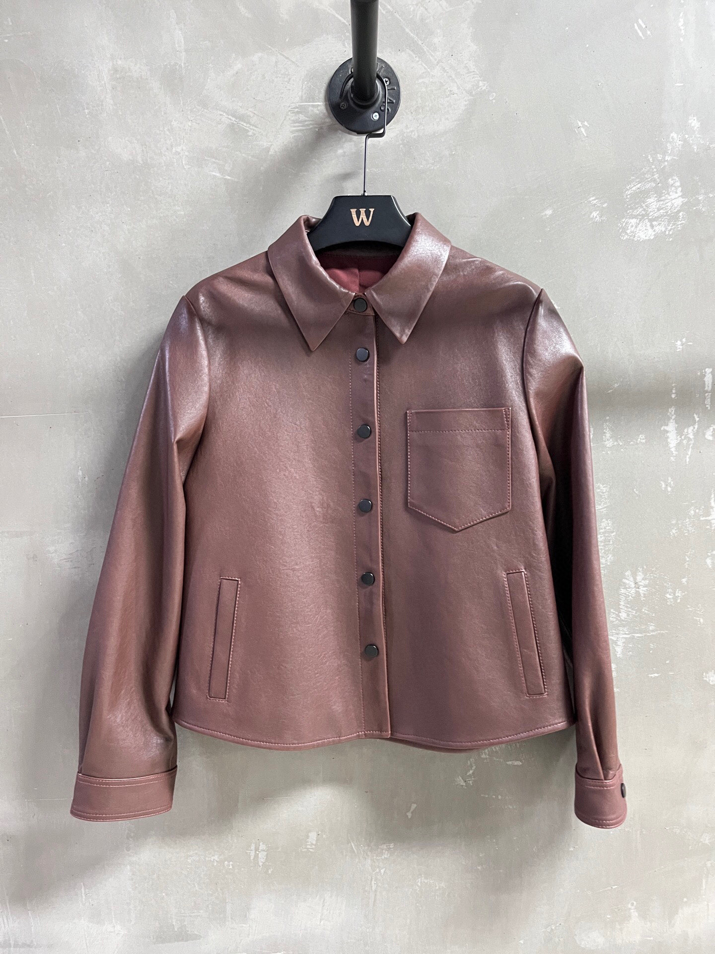 NO:702411,Special offer is here. The row vegetable tanned lambskin, one-of-a-kind sample garment M1, size M, bust 102, length 58, shoulder width 41, sleeve length 59, special offer, no refunds, no exchanges, no free shipping, sheepskin,19860909特价福利来了The row 植鞣小羊皮 孤品样衣M1 尺寸M码胸围102 衣长58 肩宽41袖长59,特价 不退不换不包邮,sheepskin,,Women's clothing