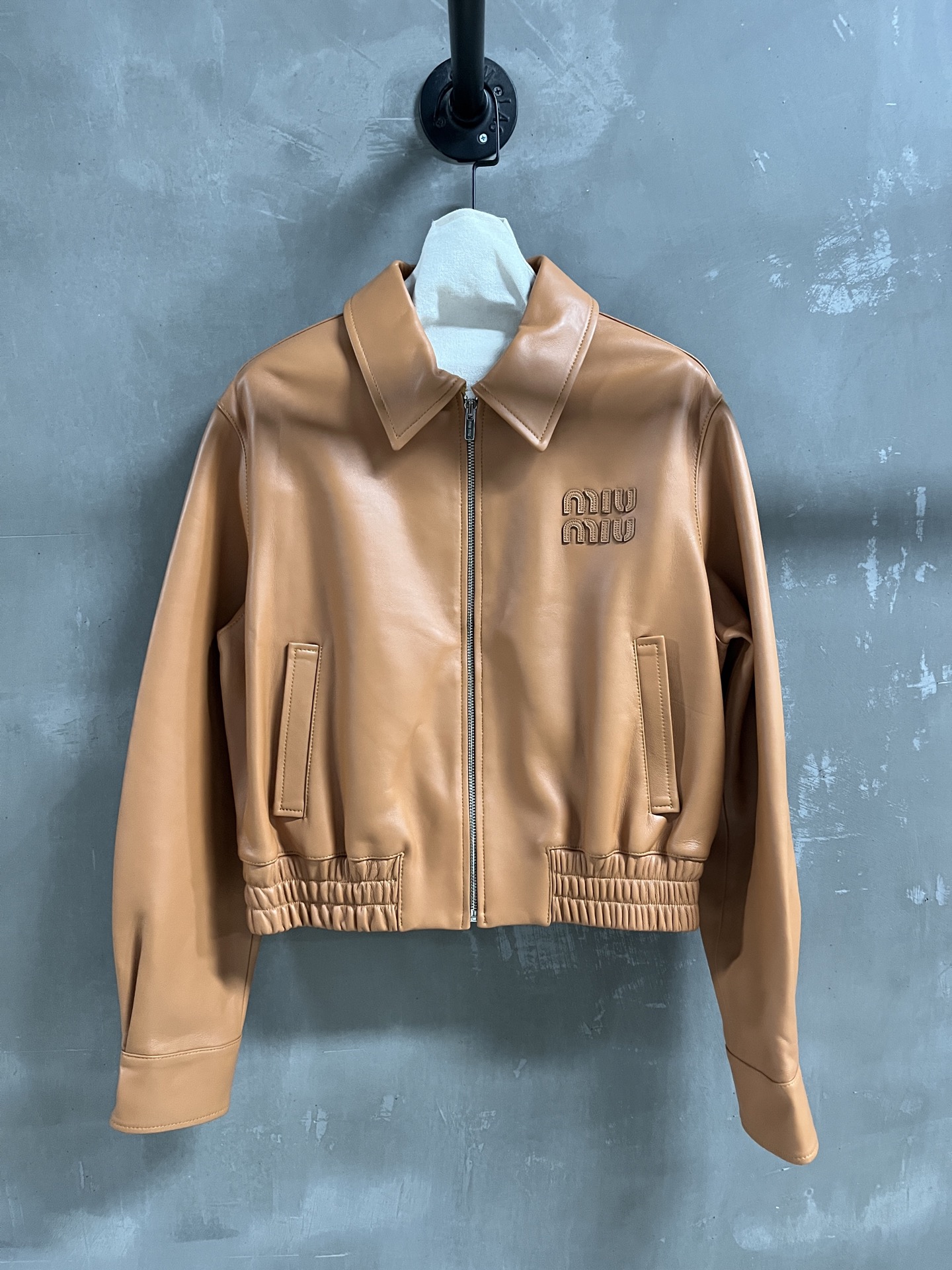 NO:702434,Special offer and benefits are here. Miu lambskin unique sample dress M1, size M, bust 116, length 52, shoulder width 45, sleeve length 62, special offer, no return, no exchange, no free shipping, miumiu, sheepskin,19860909特价福利来了Miu 小羊皮 孤品样衣M1 尺寸M码胸围116 衣长52 肩宽45 袖长62,特价 不退不换不包邮,miumiu,sheepskin,,Women's clothing