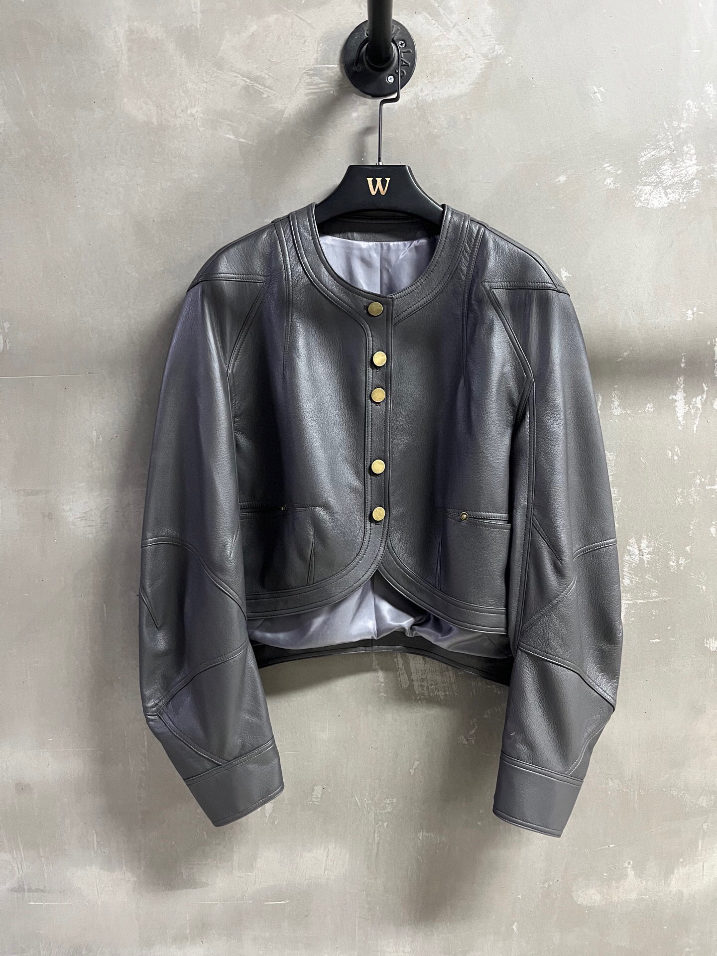 NO:702412,Special offer is here. The row goatskin unique sample dress M1. Size M. Bust 108. Clothes length 53. Shoulder width 47. Sleeve length 62. Special offer. No refunds, no exchanges, no free shipping. Sheepskin,19860909特价福利来了The row 山羊皮 孤品样衣M1 尺寸M码胸围108衣长53肩宽47袖长62,特价 不退不换不包邮,sheepskin,,Women's clothing