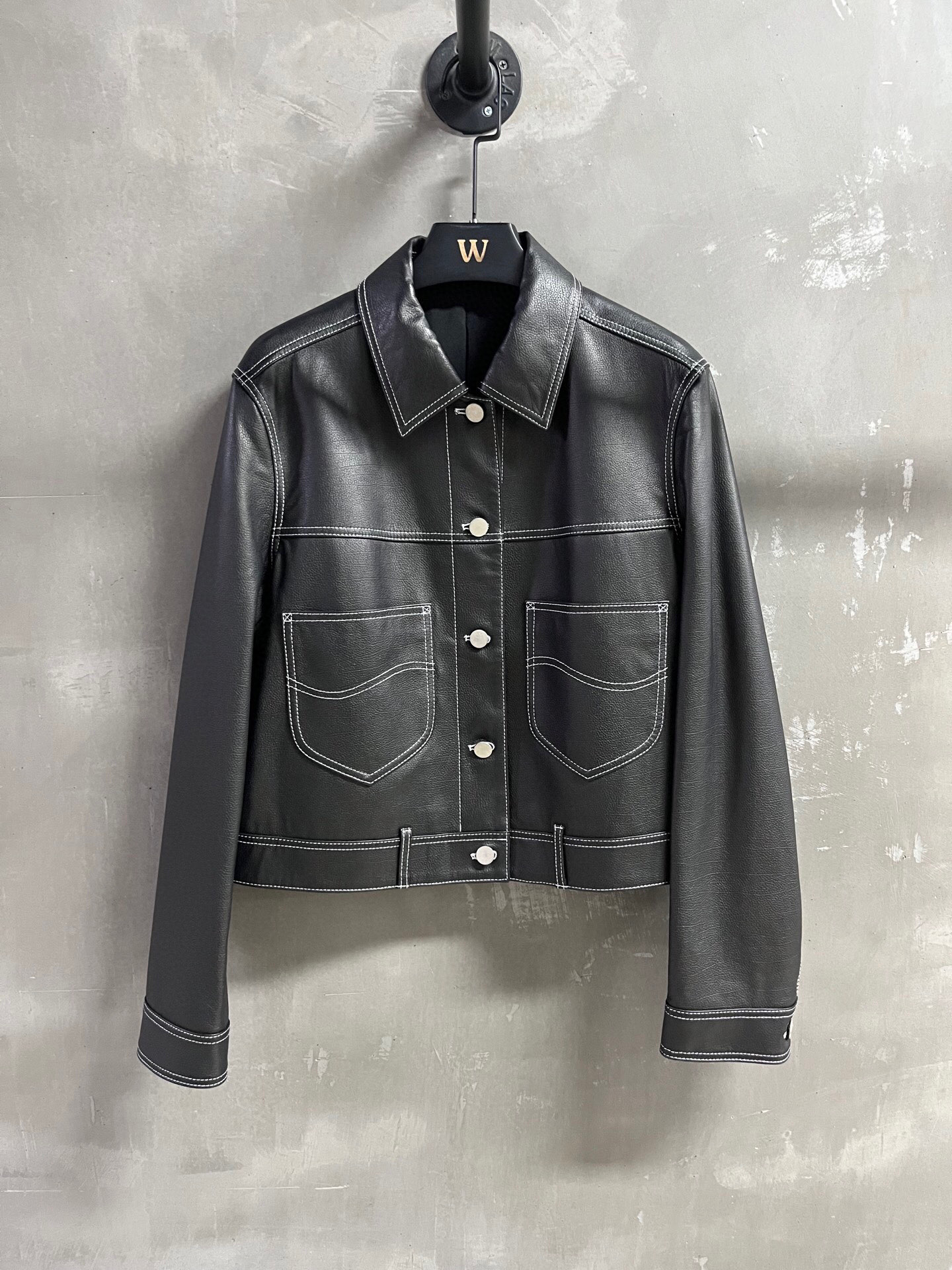 NO:702417,Special offer and benefits are here. Miu goatskin unique sample dress M1. Size M. Bust 114. Clothes length 51. Shoulder width 45. Sleeve length 62. Special offer. No refunds, no exchanges, no free shipping. miumiu, sheepskin,19860909特价福利来了Miu 山羊皮 孤品样衣M1 尺寸M码胸围114衣长51肩宽45袖长62,特价 不退不换不包邮,miumiu,sheepskin,,Women's clothing