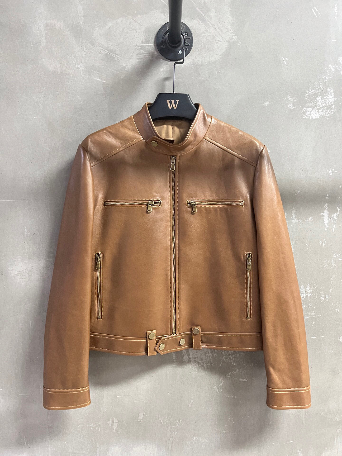 NO:702711,Special offer is here. BC waxed lambskin, unique sample garment M1, size M, bust 104, length 51, shoulder width 42, sleeve length 59, special offer, no refunds, no exchanges, no free shipping, sheepskin,19860909特价福利来了BC 油蜡小羊皮 孤品样衣M1 尺寸M码胸围104 衣长51肩宽42袖长59,特价 不退不换不包邮,sheepskin,,Women's clothing