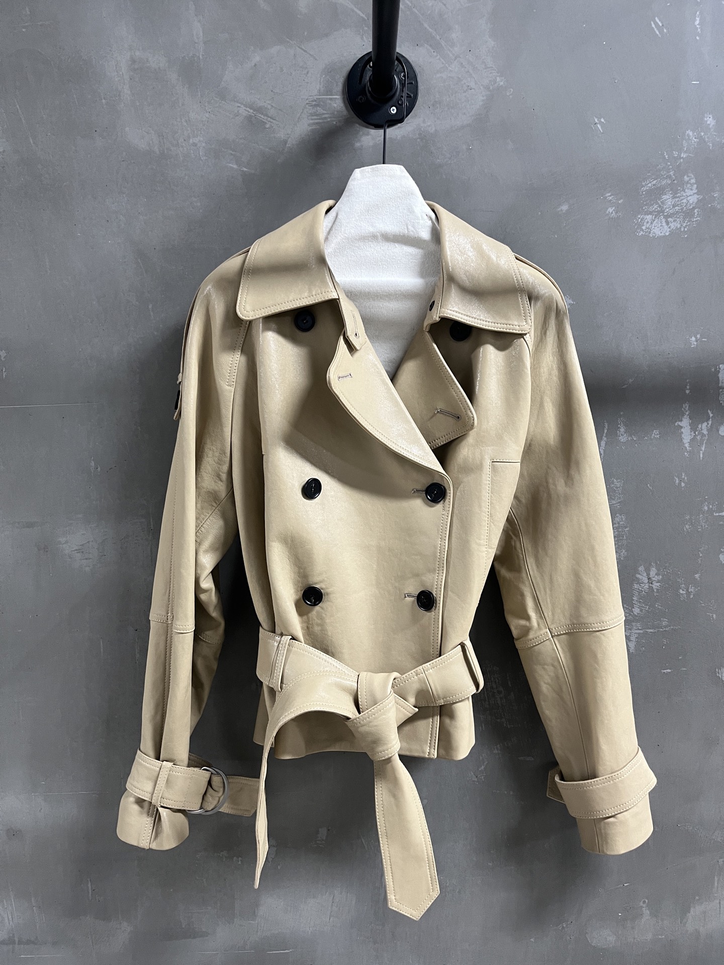 NO:702721,Special offer is here. BC vegetable tanned lambskin, unique sample garment M1, size M, bust 116, length 58, raglan sleeve length 75, special offer, no return, no exchange, no free shipping, sheepskin,19860909特价福利来了BC 植鞣小羊皮 孤品样衣M1 尺寸M码胸围116 衣长58 连肩袖长75,特价 不退不换不包邮,sheepskin,,Women's clothing