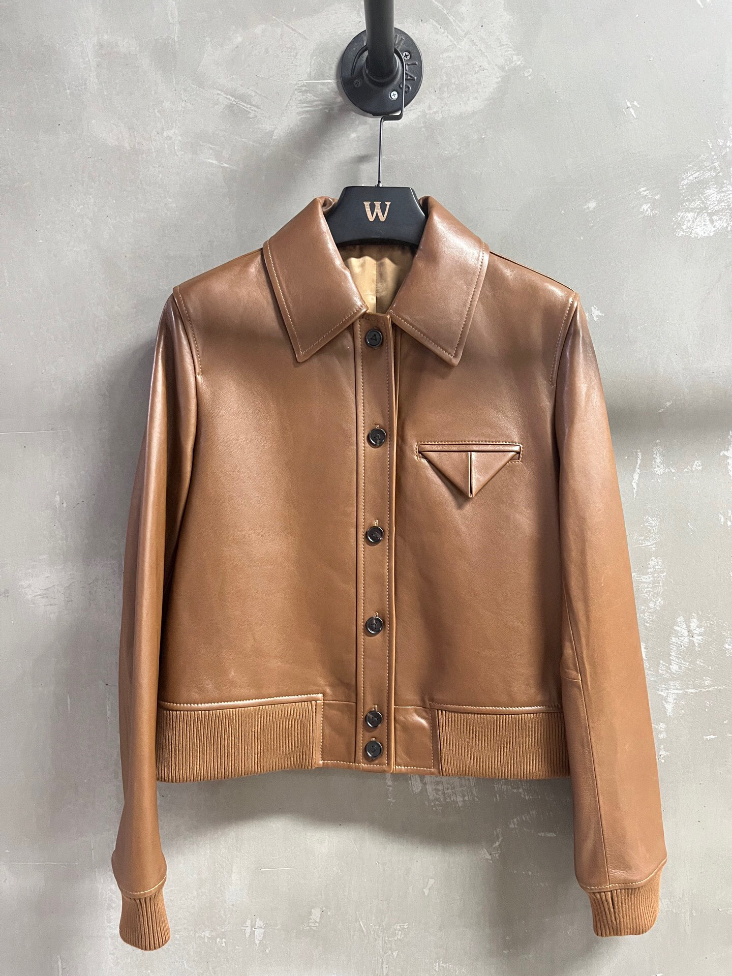 NO:702728,Special offer is here BV waxed lambskin, unique sample M1, size M, bust 100, dress length 53, shoulder width 41, sleeve length 63, special offer, no refunds, no exchanges, no free shipping, bottega veneta, sheepskin,19860909特价福利来了BV 油蜡小羊皮 孤品样衣M1 尺寸M码胸围100衣长53 肩宽41袖长63,特价 不退不换不包邮,bottega veneta,sheepskin,,Women's clothing