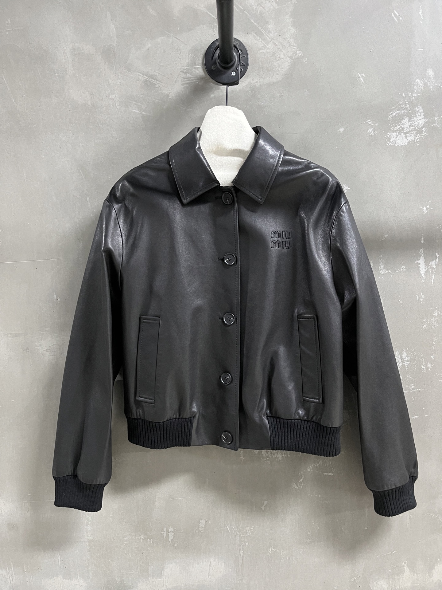 NO:702691,Special offer and benefits are here. Miu lambskin unique sample dress M1, size M, bust 110, length 54, shoulder width 48, sleeve length 57, special offer, no refunds, no exchanges, no free shipping, miumiu, sheepskin,19860909特价福利来了Miu 小羊皮 孤品样衣M1 尺寸M码胸围110 衣长54 肩宽48袖长57,特价 不退不换不包邮,miumiu,sheepskin,,Women's clothing