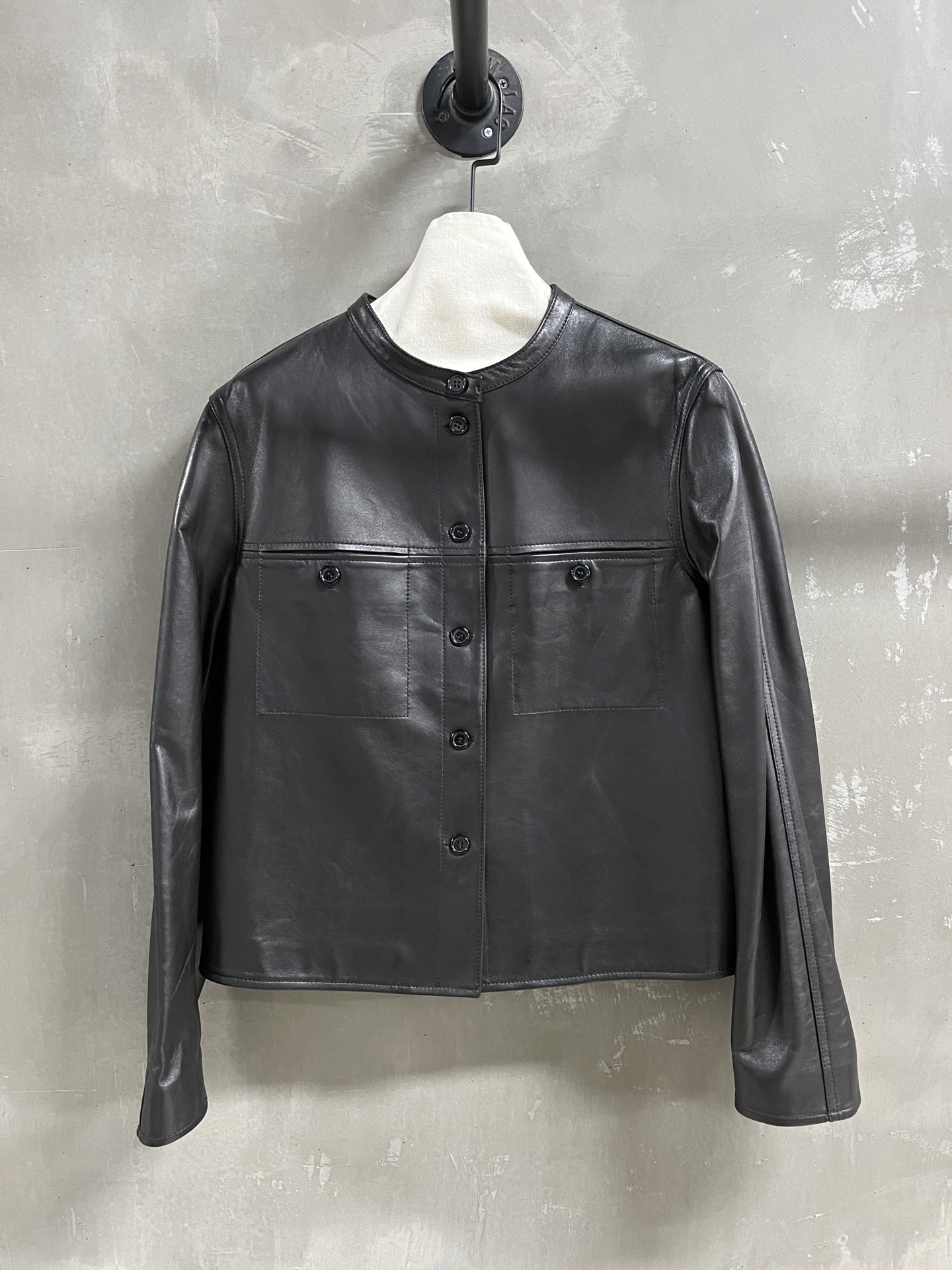NO:702695,Here comes the special offer of lemaire lambskin, one-of-a-kind sample garment M1, size M, bust 110, length 55, shoulder width 43, sleeve length 60, special price, no return, no exchange, no free shipping, sheepskin,19860909特价福利来了lemaire 小羊皮 孤品样衣M1 尺寸M码胸围110 衣长55 肩宽43 袖长60,特价 不退不换不包邮,sheepskin,,Women's clothing