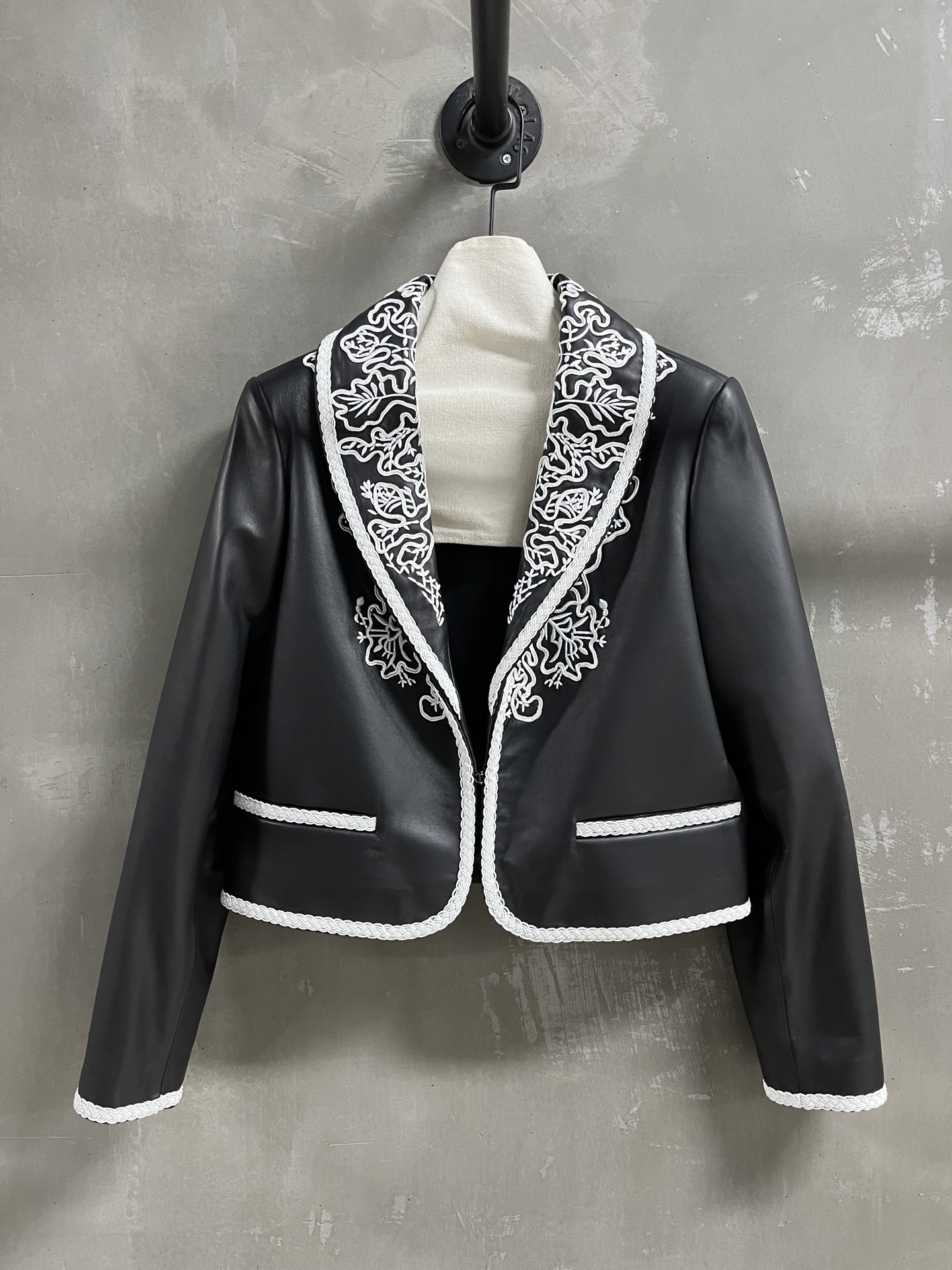 NO:710918,Special offer is here for Dior lambskin, one-of-a-kind sample dress M1, size M, bust 94, length 47, shoulder width 40, sleeve length 57, special offer, no return, no exchange, no free shipping, dior, sheepskin,19860909特价福利来了Dior 小羊皮 孤品样衣M1 尺寸M码胸围94 衣长47 肩宽40 袖长57,特价 不退不换不包邮,dior,sheepskin,,Women's clothing