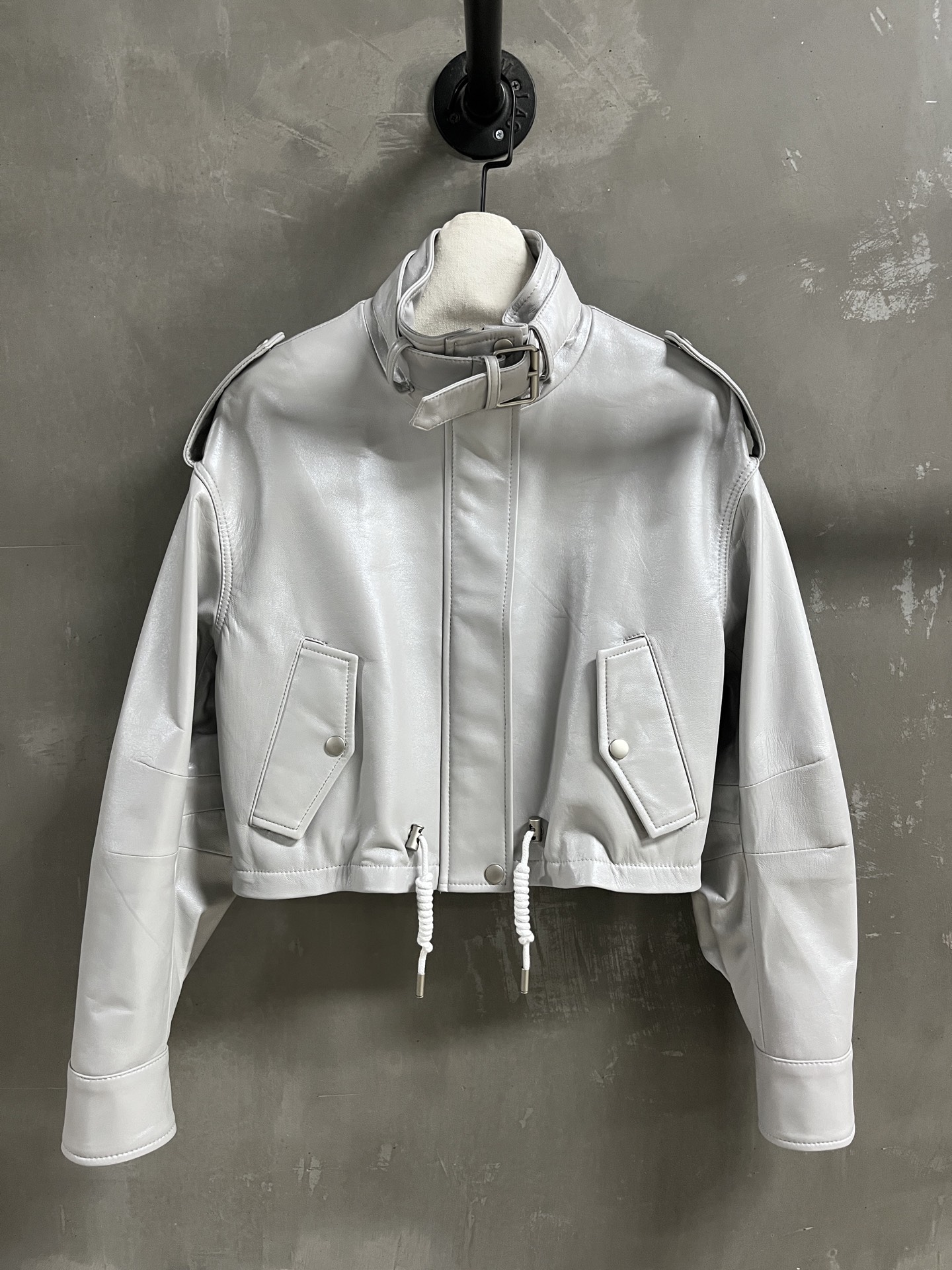 NO:710920,Special offer and benefits are here. Miu lambskin unique sample garment M1. Size M. Bust 110. Length 46. Shoulder width 52. Sleeve length 54. Special offer. No refunds, no exchanges, no free shipping. miumiu, sheepskin,19860909特价福利来了Miu 小羊皮 孤品样衣M1 尺寸M码胸围110 衣长46 肩宽52 袖长54,特价 不退不换不包邮,miumiu,sheepskin,,Women's clothing