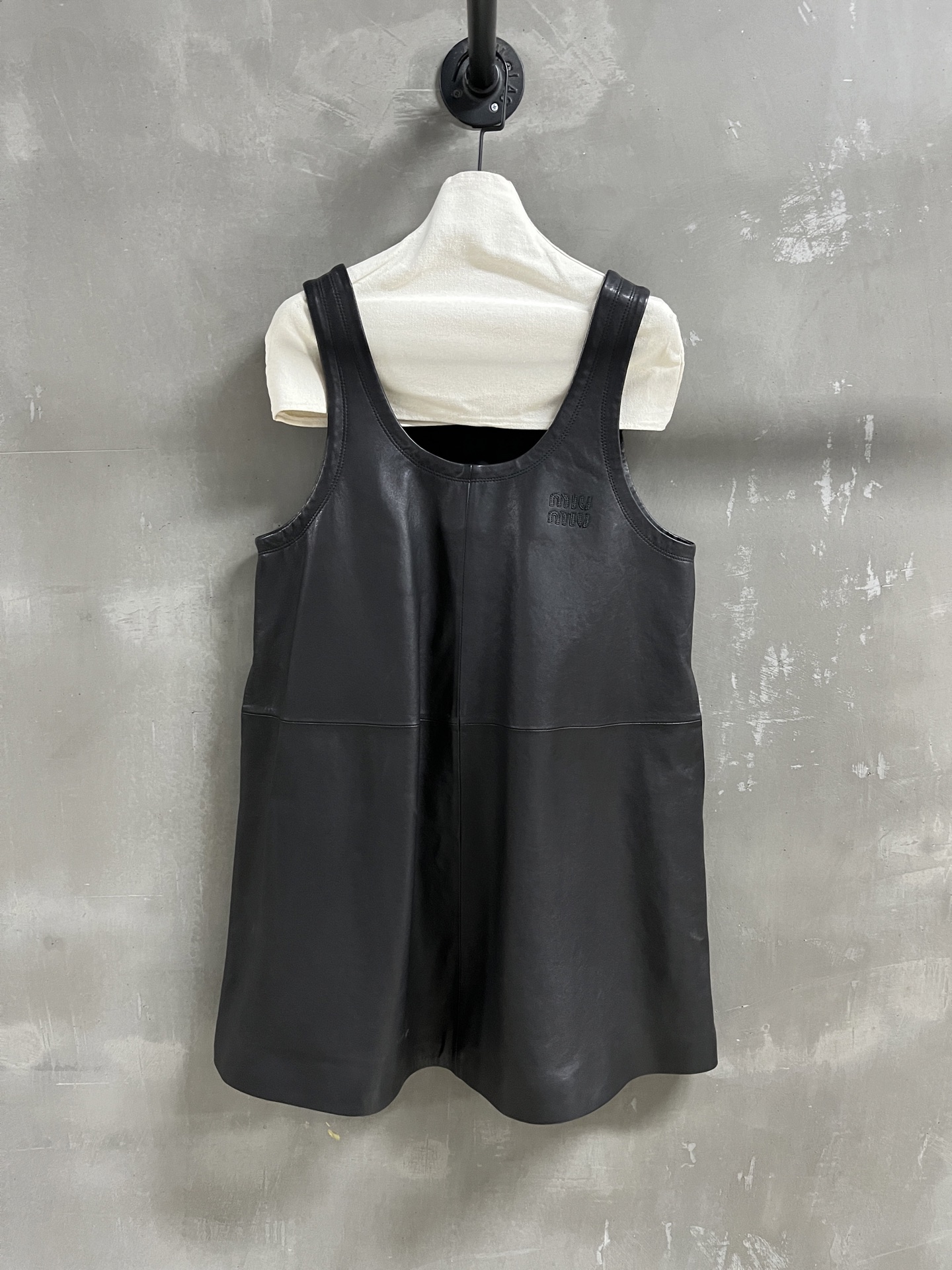 NO:710946,Special offer is here, Miu lambskin, unique sample M1, size M, bust 104, shoulder strap length 82, shoulder width 33, special offer, no return, no exchange, no free shipping, miumiu, sheepskin,19860909特价福利来了Miu小羊皮 孤品样衣M1 尺寸M码胸围104 连肩带长82 肩宽33,特价 不退不换不包邮,miumiu,sheepskin,,Women's clothing