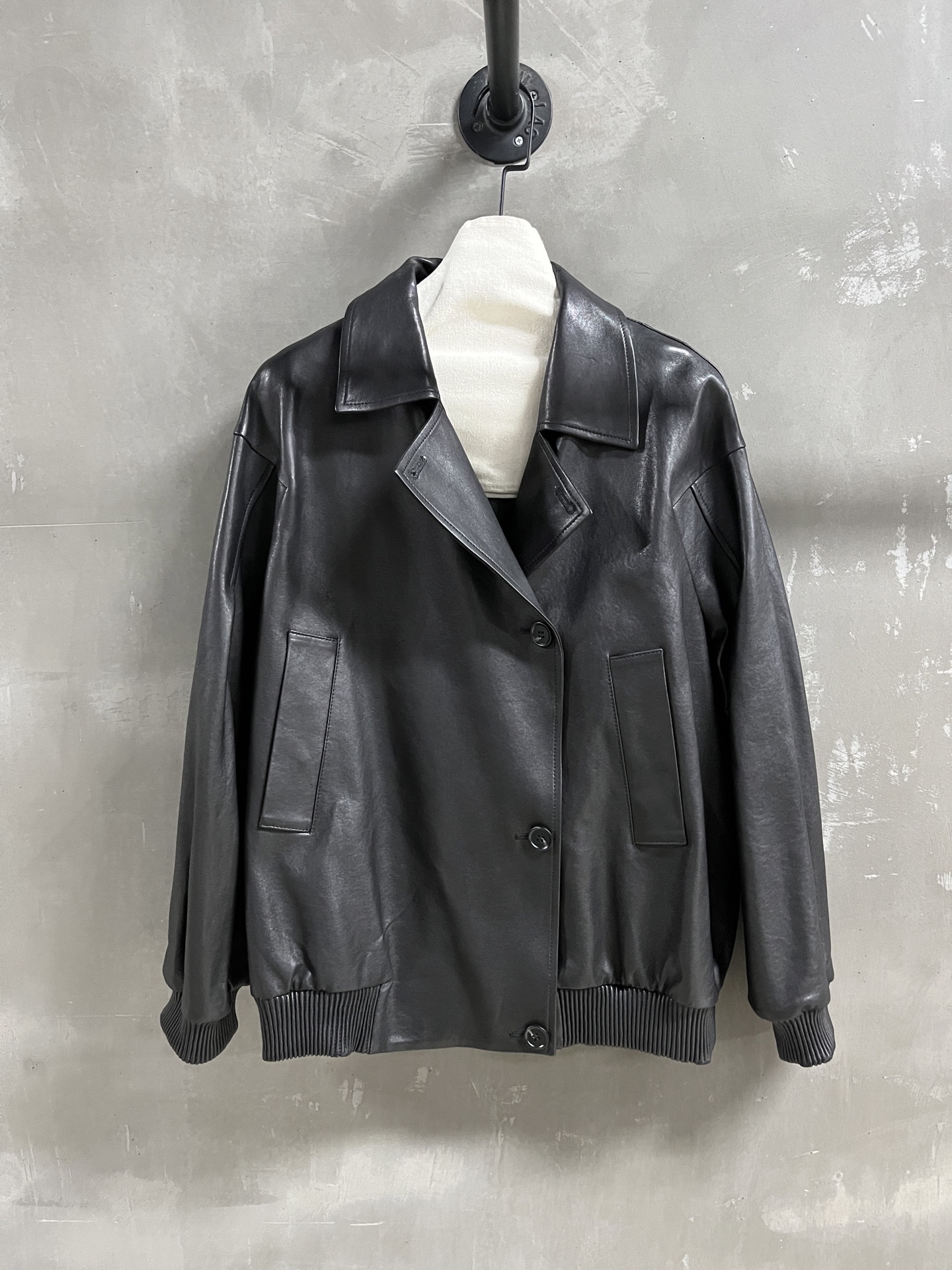 NO:710958,Special offer and benefits are here. Lemaire lambskin unique sample dress M1, size M, bust 126, length 66, raglan sleeve length 73, special offer, no return, no exchange, no free shipping, sheepskin,19860909特价福利来了Lemaire 小羊皮 孤品样衣M1 尺寸M码胸围126 衣长66 连肩袖长73,特价 不退不换不包邮,sheepskin,,Women's clothing