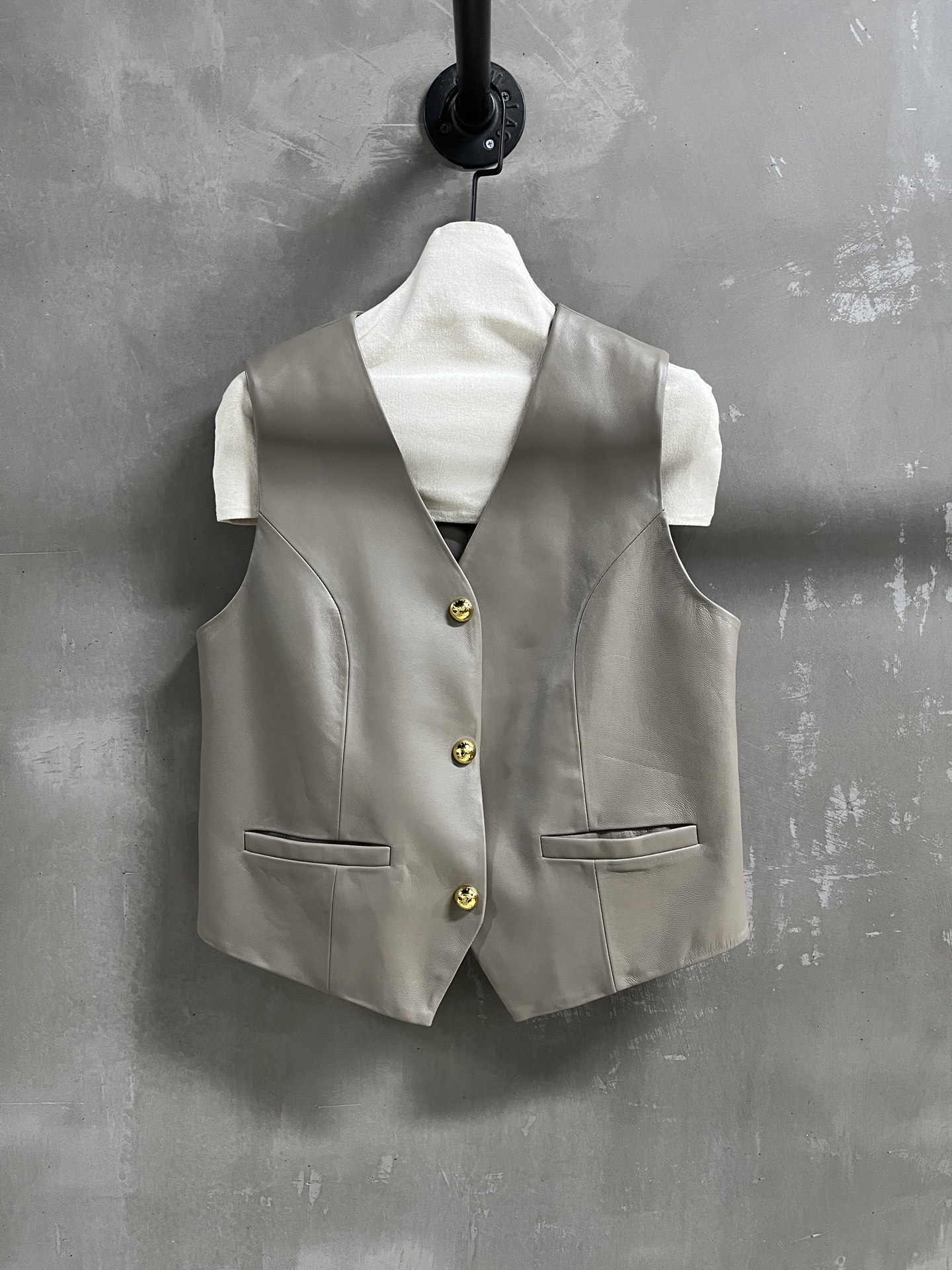 NO:710964,Special offer for lambskin vest, unique sample M1, size M, bust 98, length 48, shoulder width 35, special offer, no return, no exchange, no free shipping, sheepskin,19860909特价福利来了小羊皮马甲 孤品样衣M1 尺寸M码胸围98 衣长48 肩宽35,特价 不退不换不包邮,sheepskin,,Women's clothing