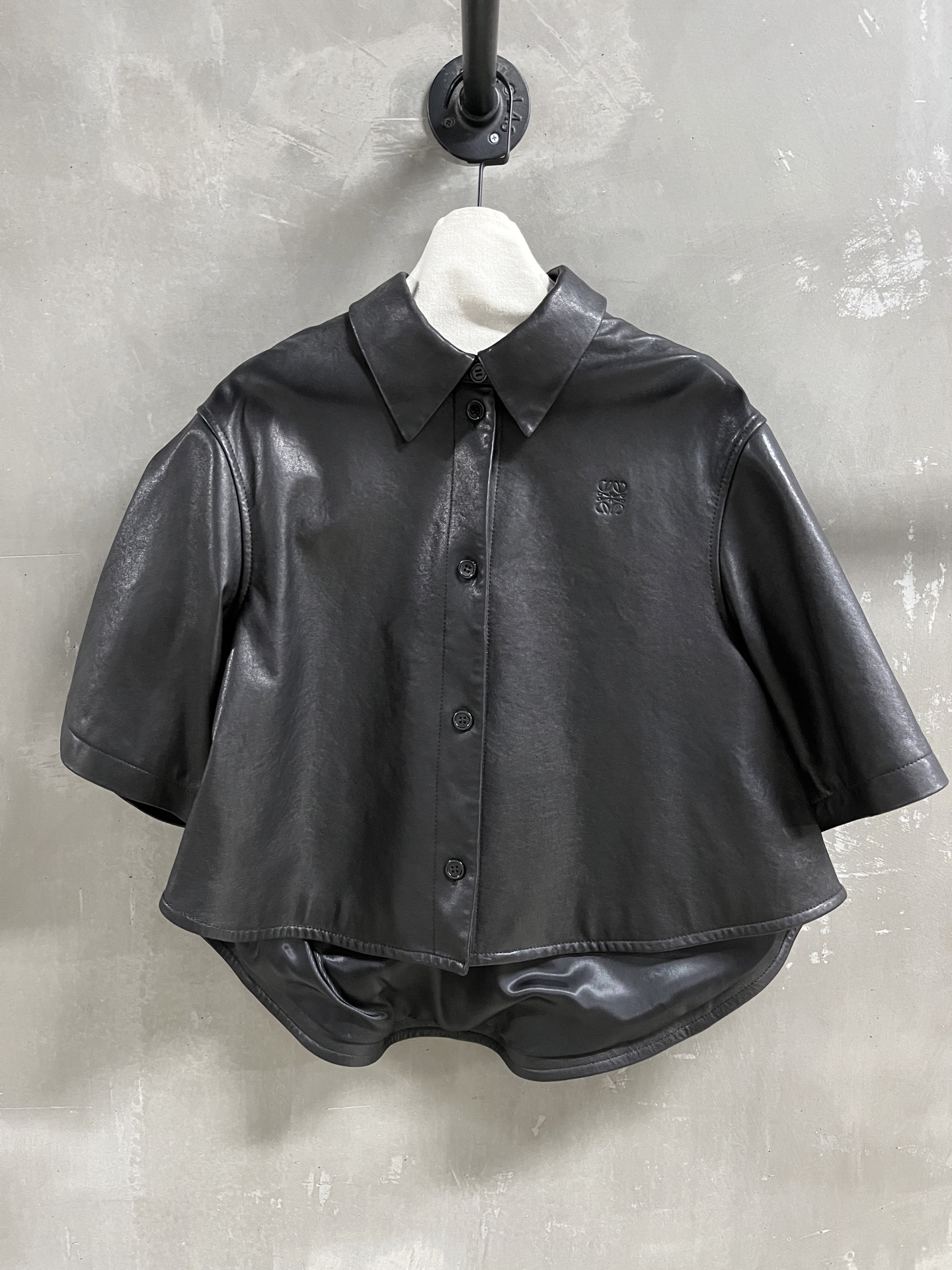 NO:710970,Special offer and benefits are here. Loewe lambskin unique sample dress M1, size M, bust 116, length 59, shoulder width 49, sleeve length 30, special price, no refunds, no exchanges, no free shipping, loewe, sheepskin,19860909特价福利来了罗意威小羊皮孤品样衣M1 尺寸M码胸围116 衣长59 肩宽49 袖长30,特价 不退不换不包邮,loewe,sheepskin,,Women's clothing