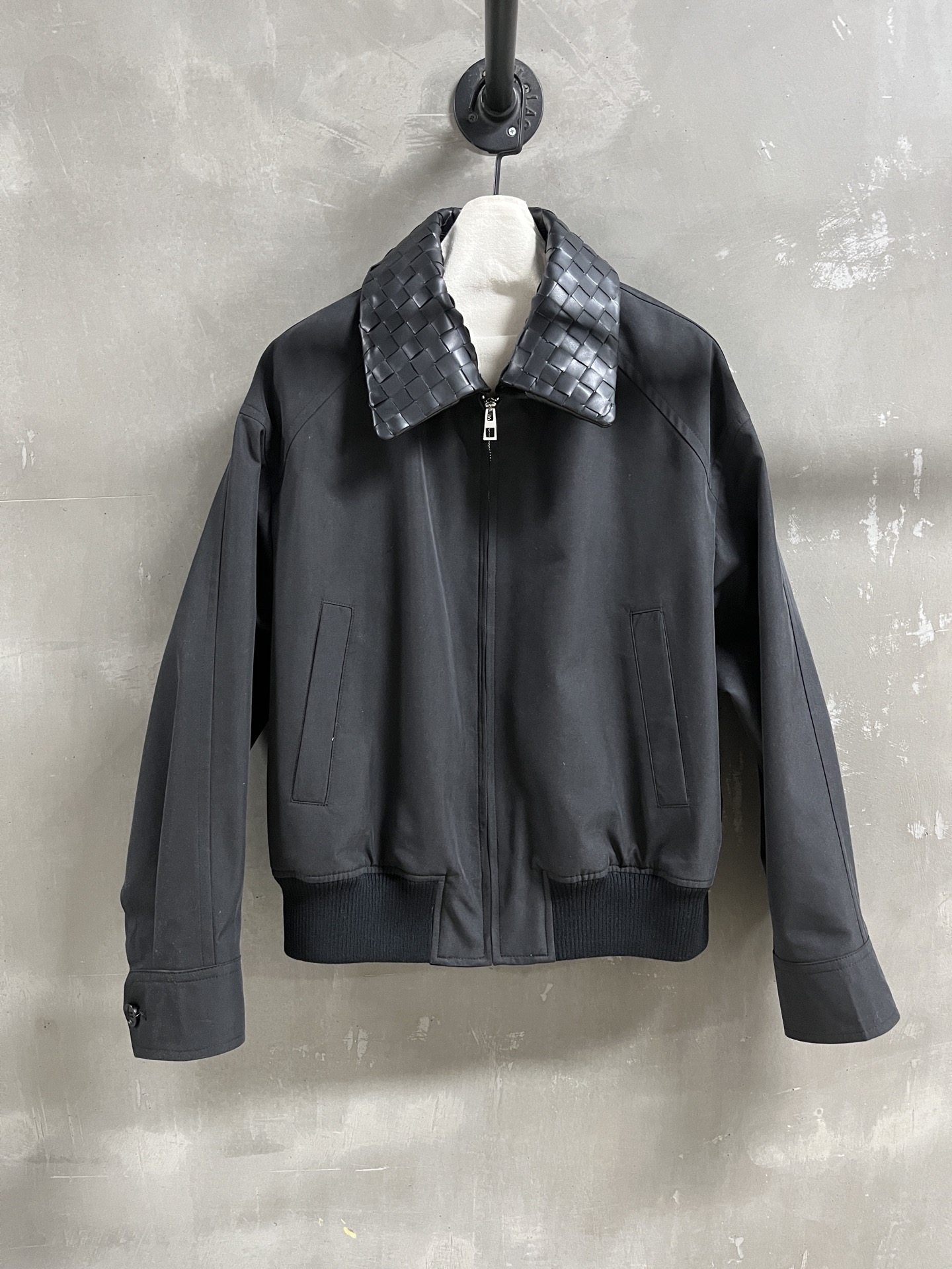 NO:714176,BV Introduction｜2026 Spring New Products The best outerwear item of the season!  Original custom-made vintage denim Barn style mixed cashmere woven splicing fabric. The version is versatile and fashionable!  - MATERIAL Material - Leather surface imported original high weave density fabric size S- L19860909BV简介｜2026春装新品 本季度最佳外套单品！原版订制 复古丹宁巴恩风 混种羊绒面编织拼接面料 版型不挑人百搭又时髦！ - MATERIAL 材质 - 皮面进口原版高织数密度面料 sizeＳ- L M码胸围124衣长61肩宽55袖长55 price,葆蝶家-服装,bottega veneta,bottega veneta,jackets & coats,,Women's clothing