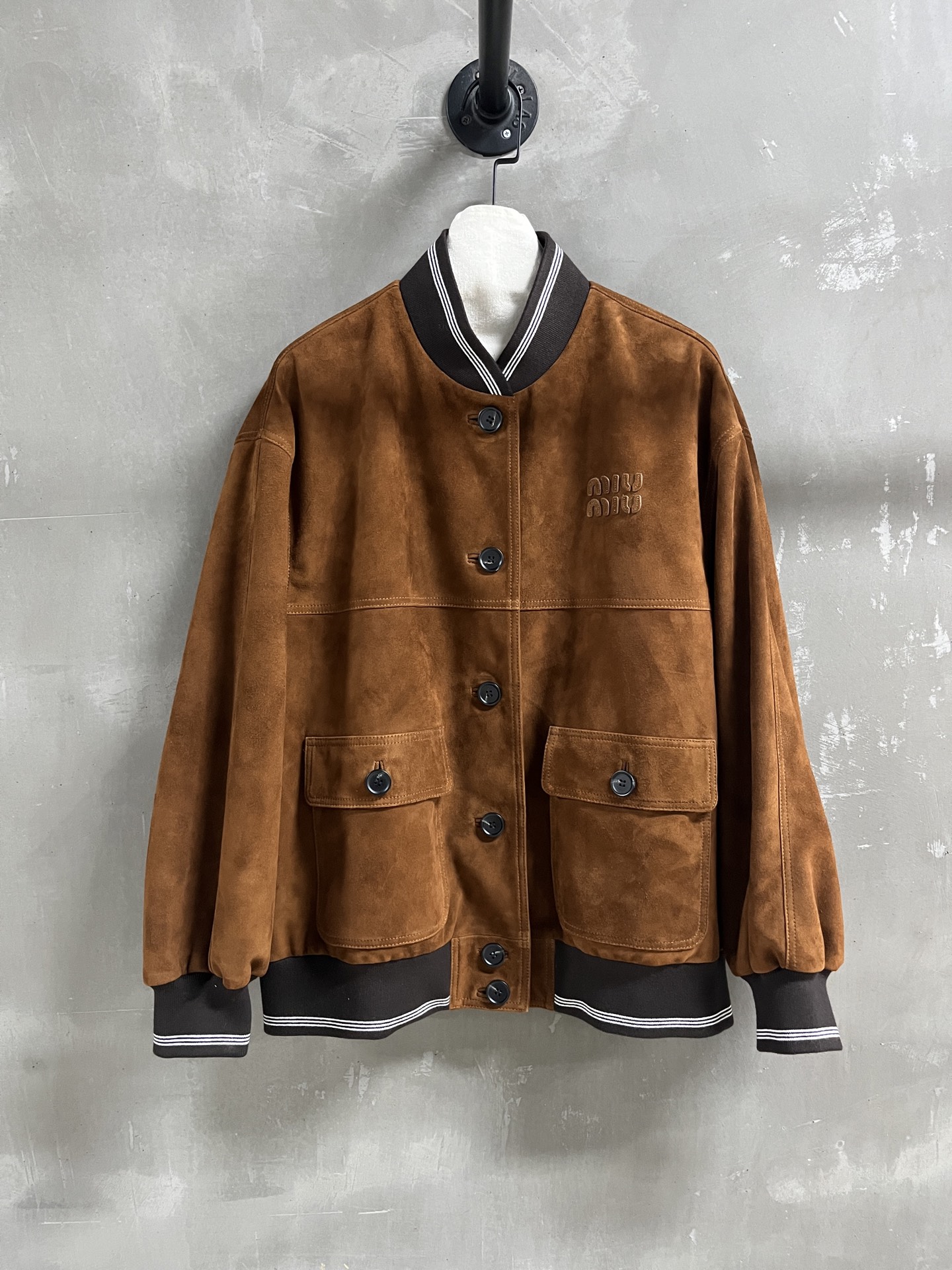 NO:714183,Introduction to MiuM*u | 2026 Spring New Products The best outerwear item of the season!  Original custom-made, sweet and cool retro style, easy-to-match and fashionable version!  - MATERIAL material - leather imported Turkish mixed cashmere surface sizeS- L M size bust 120 length 67 shoulder width 54 sleeve length 53, Miumiu-clothing, miumiu, jackets & coats,19860909MiuM*u简介｜2026春装新品 本季度最佳外套单品！原版订制 甜酷风复古气质,版型不挑人百搭又时髦！ - MATERIAL 材质 - 皮面进口土耳其混种羊绒面 sizeS- L M码胸围120衣长67 肩宽54 袖长53,缪缪-服装,miumiu,jackets & coats,,Women's clothing