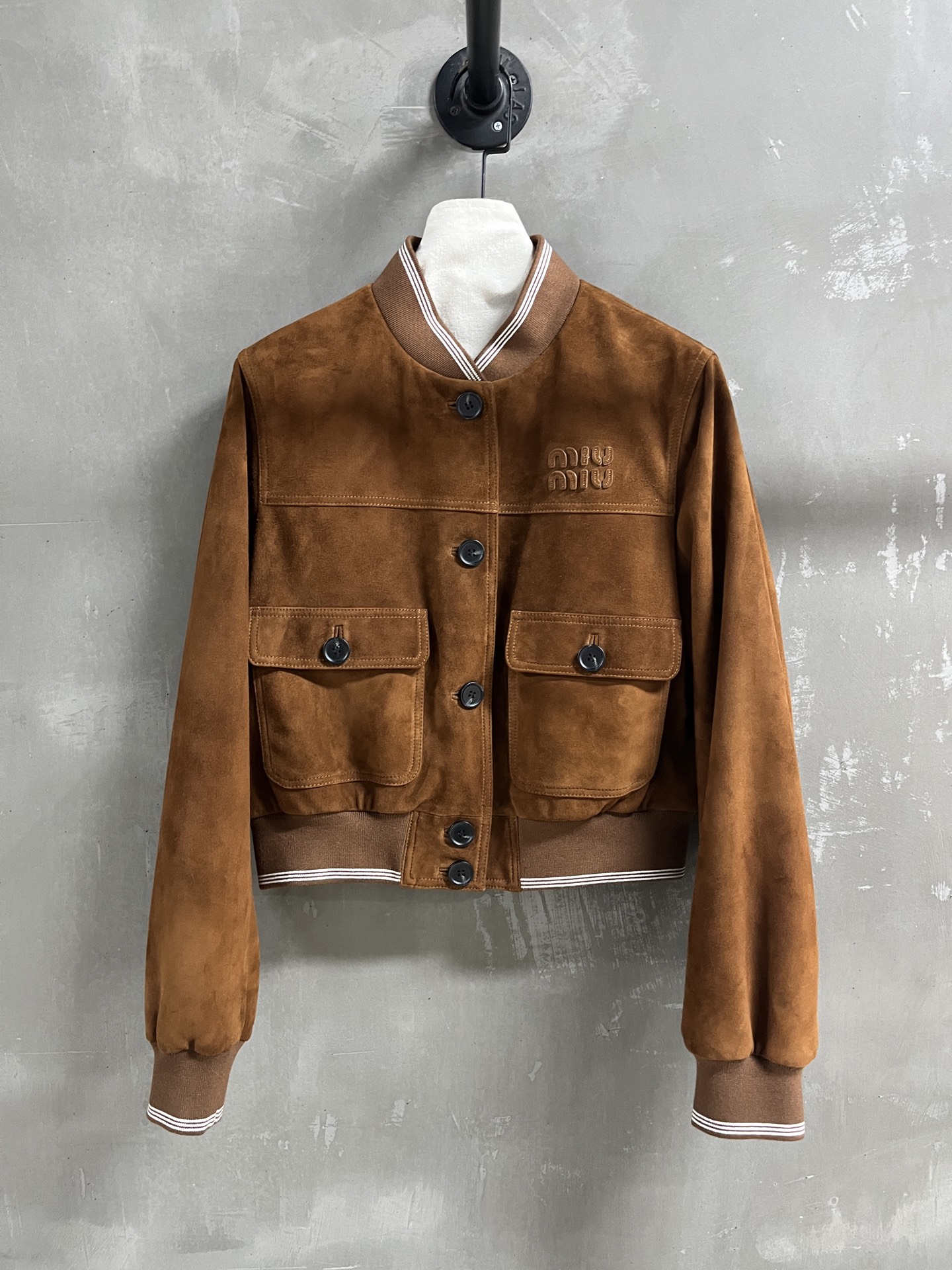 NO:714184,Introduction to MiuM*u | 2026 Spring New Products The best outerwear item of the season!  Original custom-made, sweet and cool retro style, easy-to-match and fashionable version!  - MATERIAL - Leather imported Turkish mixed cashmere sizeS-19860909MiuM*u简介｜2026春装新品 本季度最佳外套单品！原版订制 甜酷风复古气质,版型不挑人百搭又时髦！ - MATERIAL 材质 - 皮面进口土耳其混种羊绒面 sizeS- XL M码胸围106 衣长49 肩宽42 袖长62,缪缪-服装,miumiu,jackets & coats,,Women's clothing