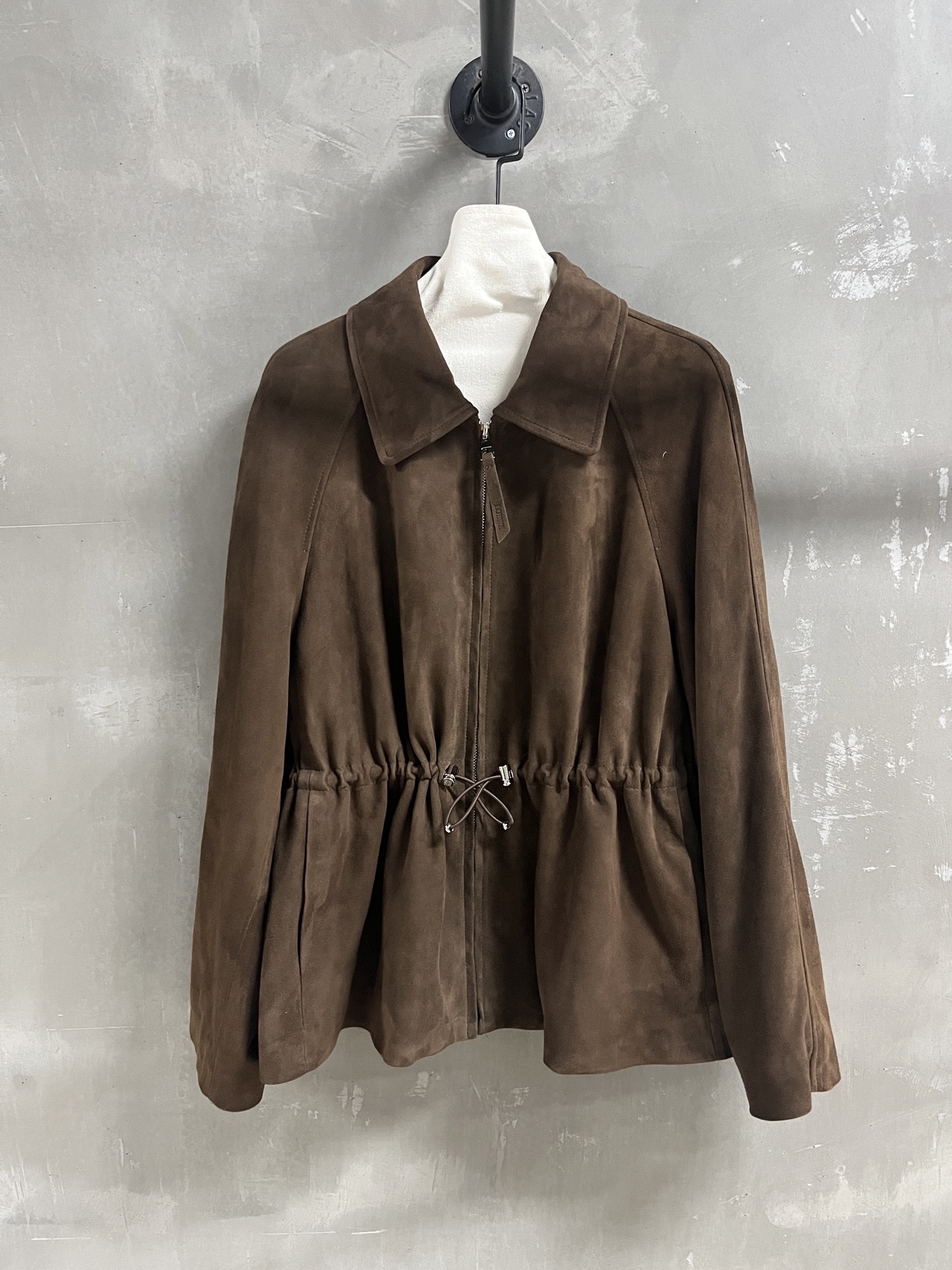 NO:714291,Introduction to Loewe | 2026 Spring New Products The best leather clothing items of this season!  The style is versatile and fashionable!  - MATERIAL material - leather imported Turkish mixed cashmere surface size S-19860909Loewe简介｜2026春装新品 本季度最佳皮衣单品！版型不挑人百搭又时髦！ - MATERIAL 材质 - 皮面进口土耳其混种羊绒面 size Ｓ- XL M码胸围128 衣长65 袖长74,罗意威-服装,loewe,loewe,leather jacket,,Women's clothing