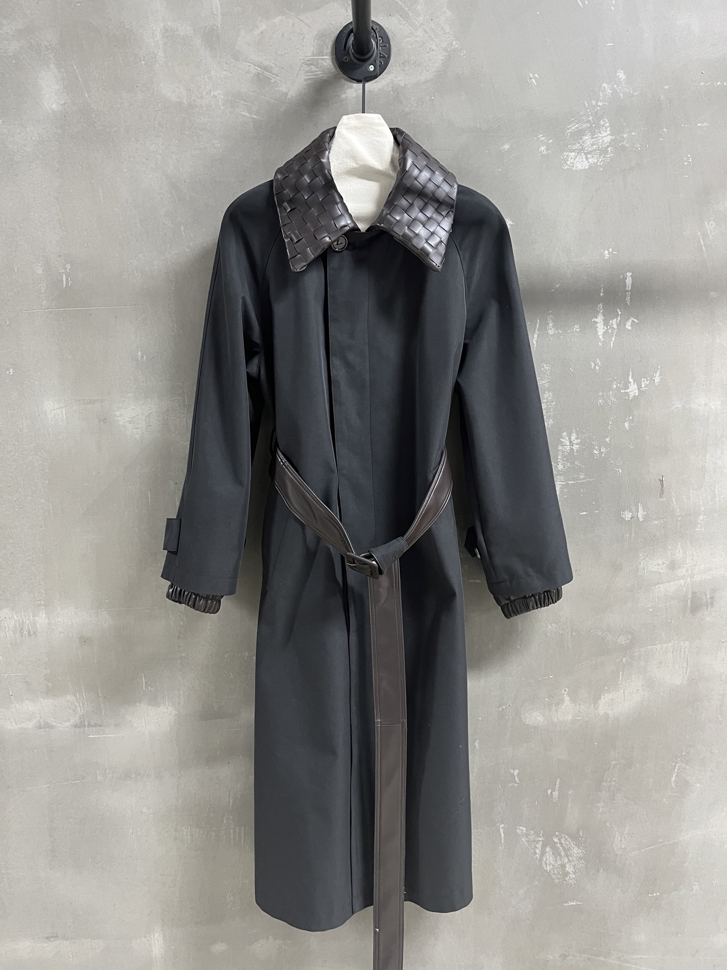 NO:720088,BV Introduction｜2026 Spring New Products The best outerwear item of the season!  Original custom-made, sweet and cool retro style, easy-to-match and fashionable version!  - MATERIAL material - leather imported original high weave density fabric size S - L M size bust 116 length 111 shoulder width 46 sleeve length 55, Bottega Veneta - Clothing, bottega veneta, bottega veneta, jackets & coats,19860909BV简介｜2026春装新品 本季度最佳外套单品！原版订制 甜酷风复古气质,版型不挑人百搭又时髦！ - MATERIAL 材质 - 皮面进口原版高织数密度面料 sizeＳ- L M码胸围116衣长111肩宽46袖长55,葆蝶家-服装,bottega veneta,bottega veneta,jackets & coats,,Women's clothing