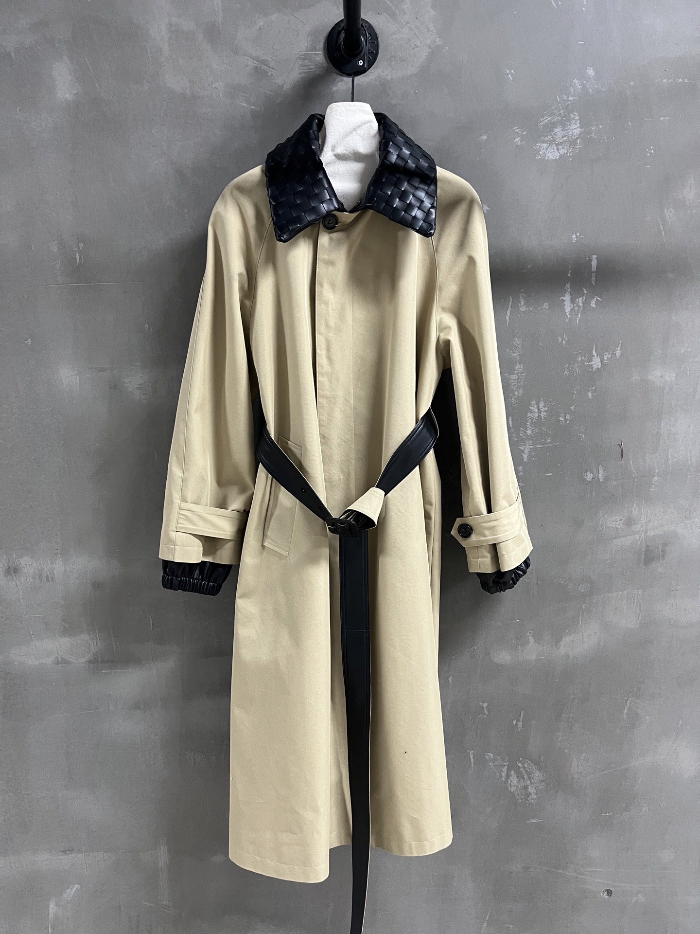 NO:720084,BV Introduction｜2026 Spring New Products The best outerwear item of the season!  Original custom-made, sweet and cool retro style, easy-to-match and fashionable version!  - MATERIAL material - leather imported original high weave density fabric size S - L M size bust 116 length 111 shoulder width 46 sleeve length 55, Bottega Veneta - Clothing, bottega veneta, bottega veneta, jackets & coats,19860909BV简介｜2026春装新品 本季度最佳外套单品！原版订制 甜酷风复古气质,版型不挑人百搭又时髦！ - MATERIAL 材质 - 皮面进口原版高织数密度面料 sizeＳ- L M码胸围116衣长111肩宽46袖长55,葆蝶家-服装,bottega veneta,bottega veneta,jackets & coats,,Women's clothing