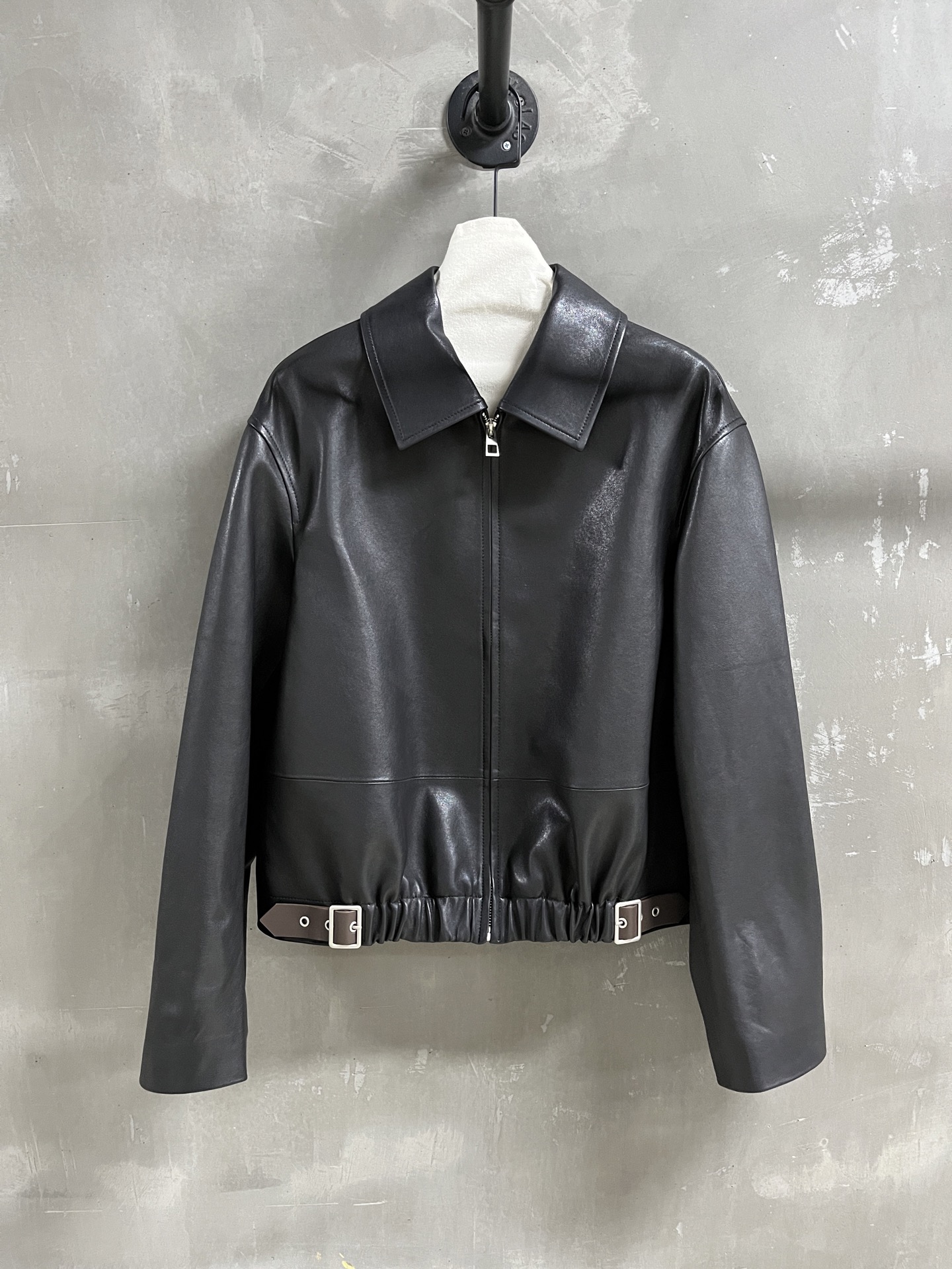 NO:720130,Introduction to Loewe | 2026 Spring New Products The best leather clothing items of this season!  The style is versatile and fashionable!  - MATERIAL material - leather imported Turkish vegetable tanned lambskin size S-19860909Loewe简介｜2026春装新品 本季度最佳皮衣单品！版型不挑人百搭又时髦！ - MATERIAL 材质 - 皮面进口土耳其植鞣小羊皮 size Ｓ- XL M码胸围112 衣长55 袖长58 肩宽49,罗意威-服装,loewe,loewe,leather jacket,sheepskin,,Women's clothing