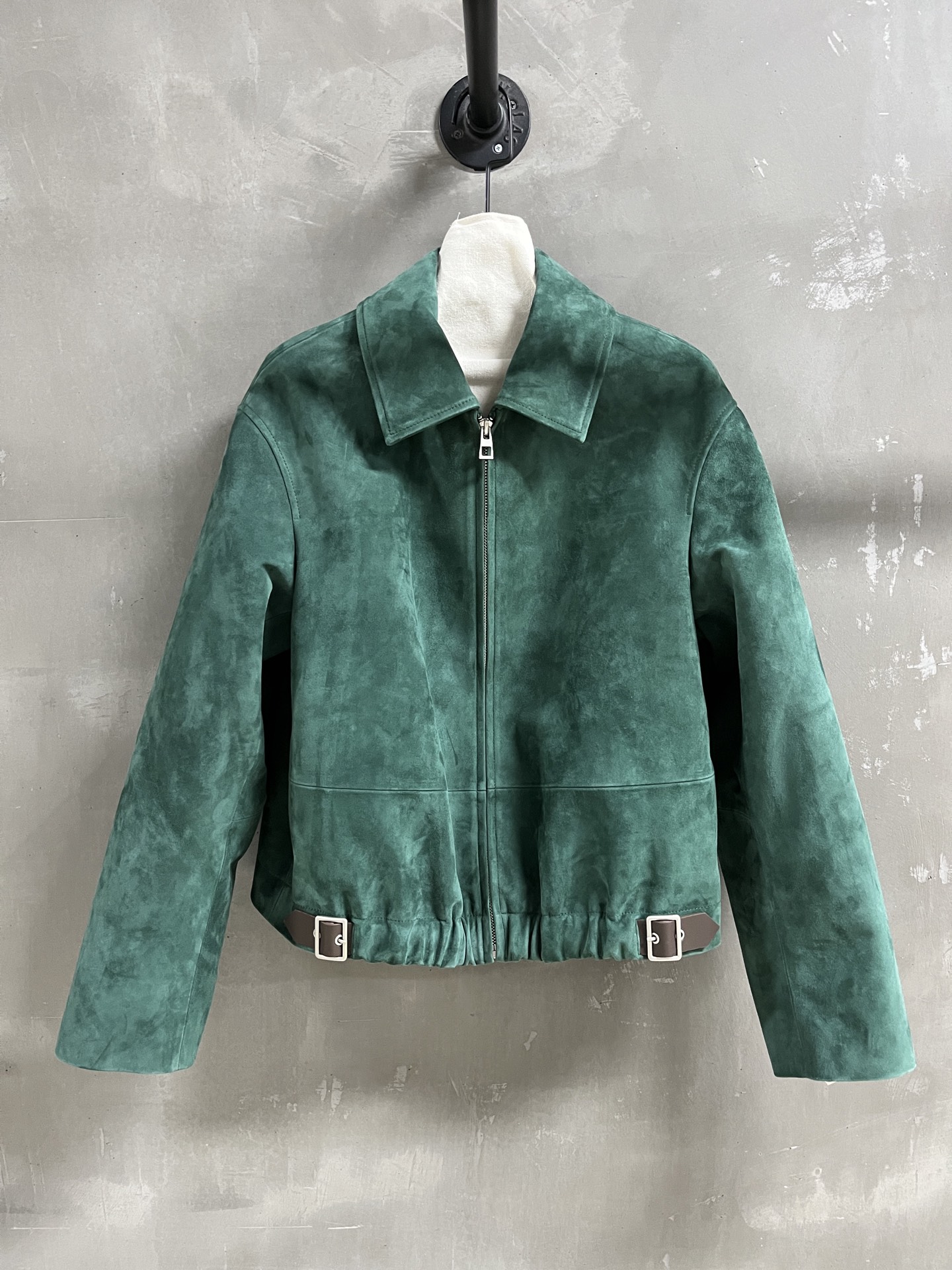 NO:720124,Introduction to Loewe | 2026 Spring New Products The best leather clothing items of this season!  The style is versatile and fashionable!  - MATERIAL material - leather imported Turkish mixed cashmere surface size S-19860909Loewe简介｜2026春装新品 本季度最佳皮衣单品！版型不挑人百搭又时髦！ - MATERIAL 材质 - 皮面进口土耳其混种羊绒面 size Ｓ- XL M码胸围112 衣长55 袖长58 肩宽49,罗意威-服装,loewe,loewe,leather jacket,,Women's clothing