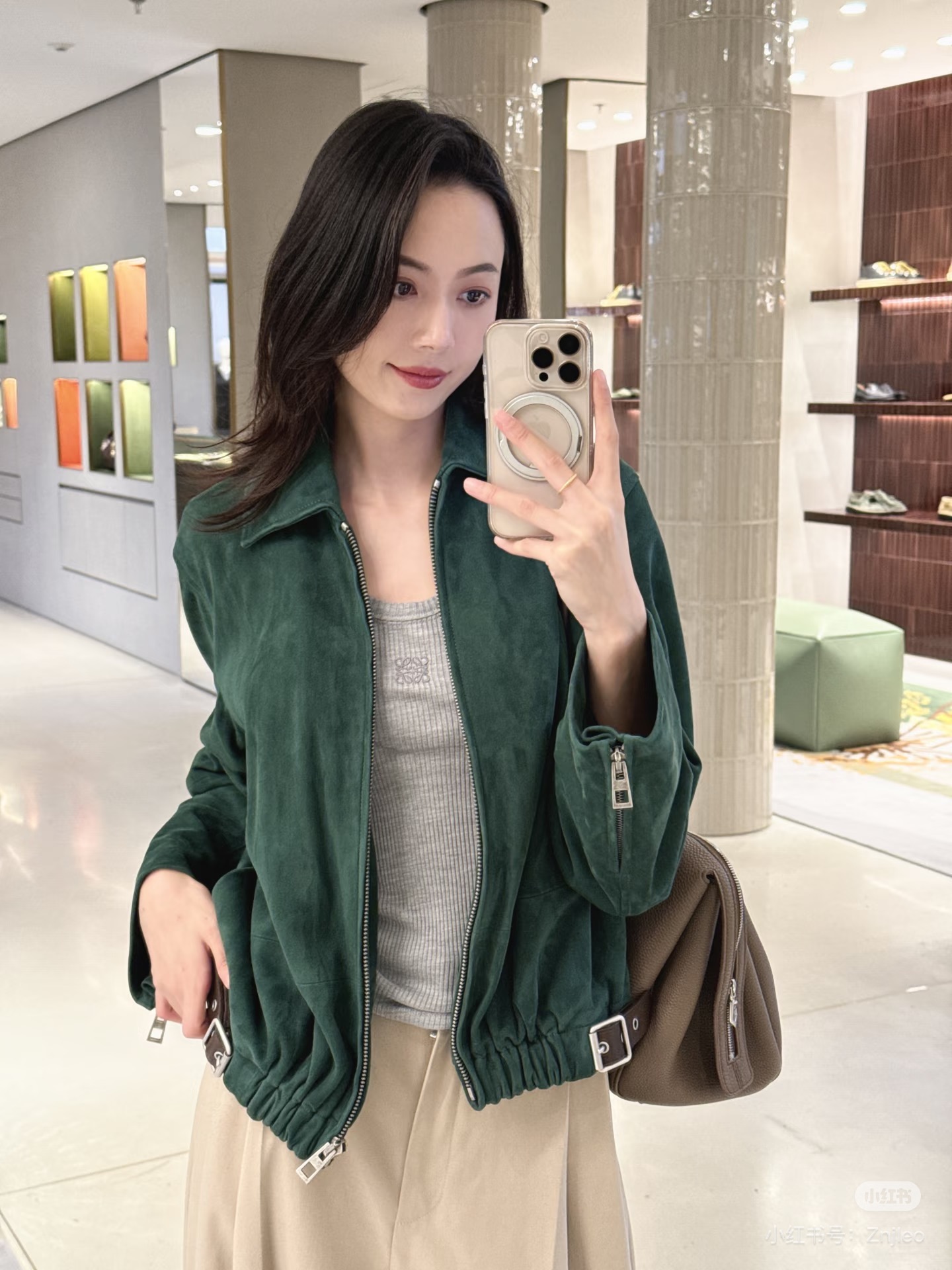 NO:720127,Loewe, who has been studying color aesthetics, I really love the color of this piece ~ The dark green with the suede texture gives me a yellow leather look that looks cool and white, Loewe - Clothing, loewe,19860909一直在色彩美学上有所研究的罗意威 这一件的颜色我真的超爱～ 墨绿色搭配绒面皮质感给我一个黄皮衬出冷白皮了,罗意威-服装,loewe,,Women's clothing