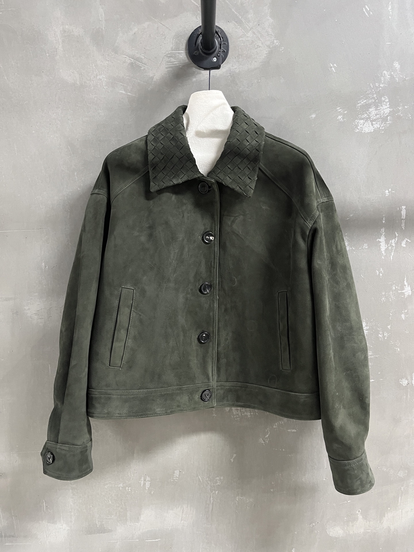 NO:720140,BV Introduction｜2026 Spring New Products The best outerwear item of the season!  Original custom-made, sweet and cool retro style, easy-to-match and fashionable version!  - MATERIAL material - leather imported Turkish mixed cashmere surface size S-19860909BV简介｜2026春装新品 本季度最佳外套单品！原版订制 甜酷风复古气质,版型不挑人百搭又时髦！ - MATERIAL 材质 - 皮面进口土耳其混种羊绒面 sizeＳ- XL M码胸围120 衣长56 肩宽56 袖长55,葆蝶家-服装,bottega veneta,bottega veneta,jackets & coats,,Women's clothing