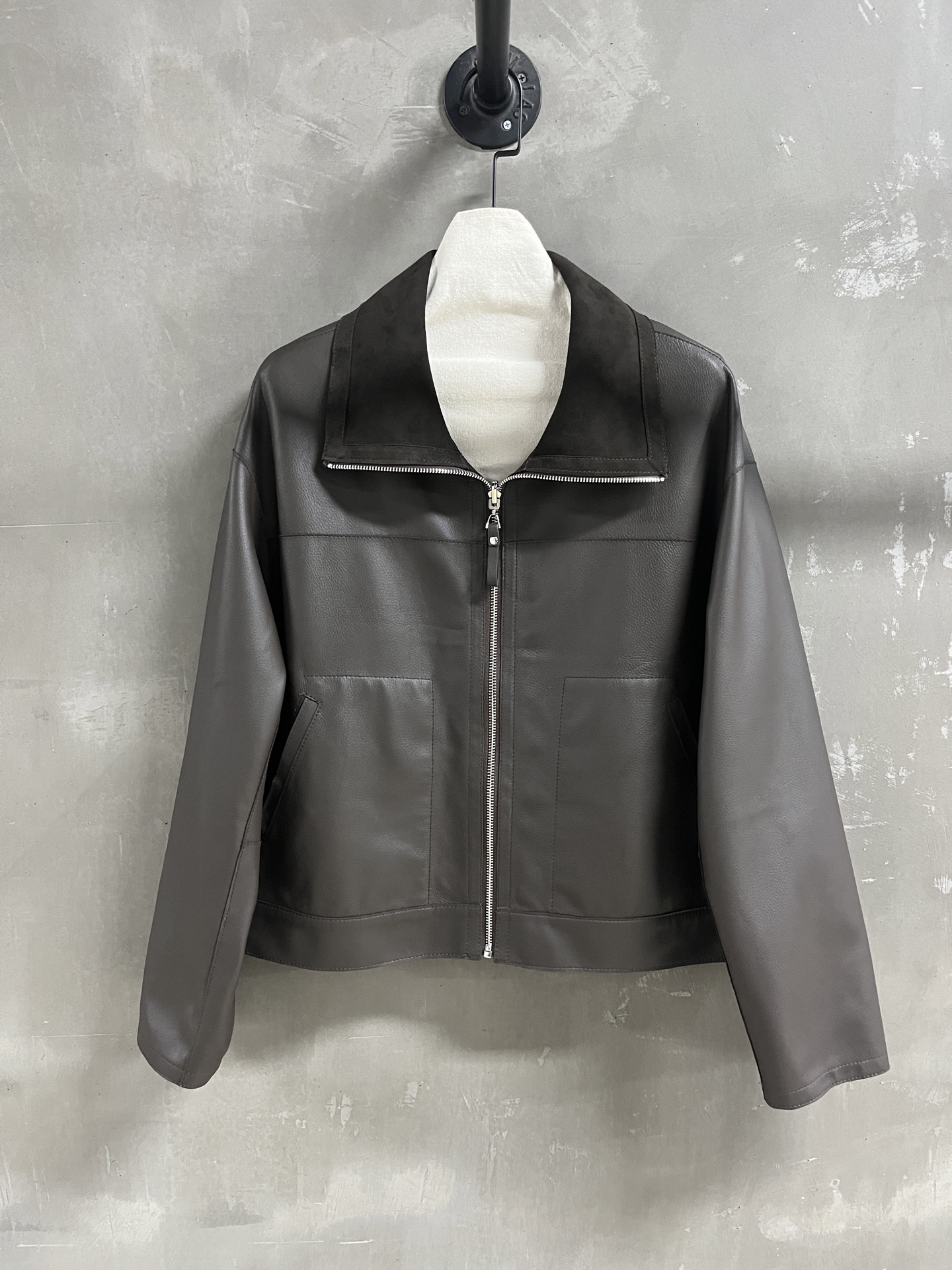 NO:720141,Introduction to Hermes | 2026 Spring New Products This season’s best reversible leather items!  The style is versatile and fashionable!  - MATERIAL Material - Leather imported Turkish mixed cashmere double-sided leather size S-19860909Hermes简介｜2026春装新品 本季度最佳两面穿皮衣单品！版型不挑人百搭又时髦！ - MATERIAL 材质 - 皮面进口土耳其混种羊绒面双面皮 size Ｓ- XL M码胸围114衣长56肩宽54袖长53,爱马仕-服装,hermes,hermes,leather jacket,,Women's clothing