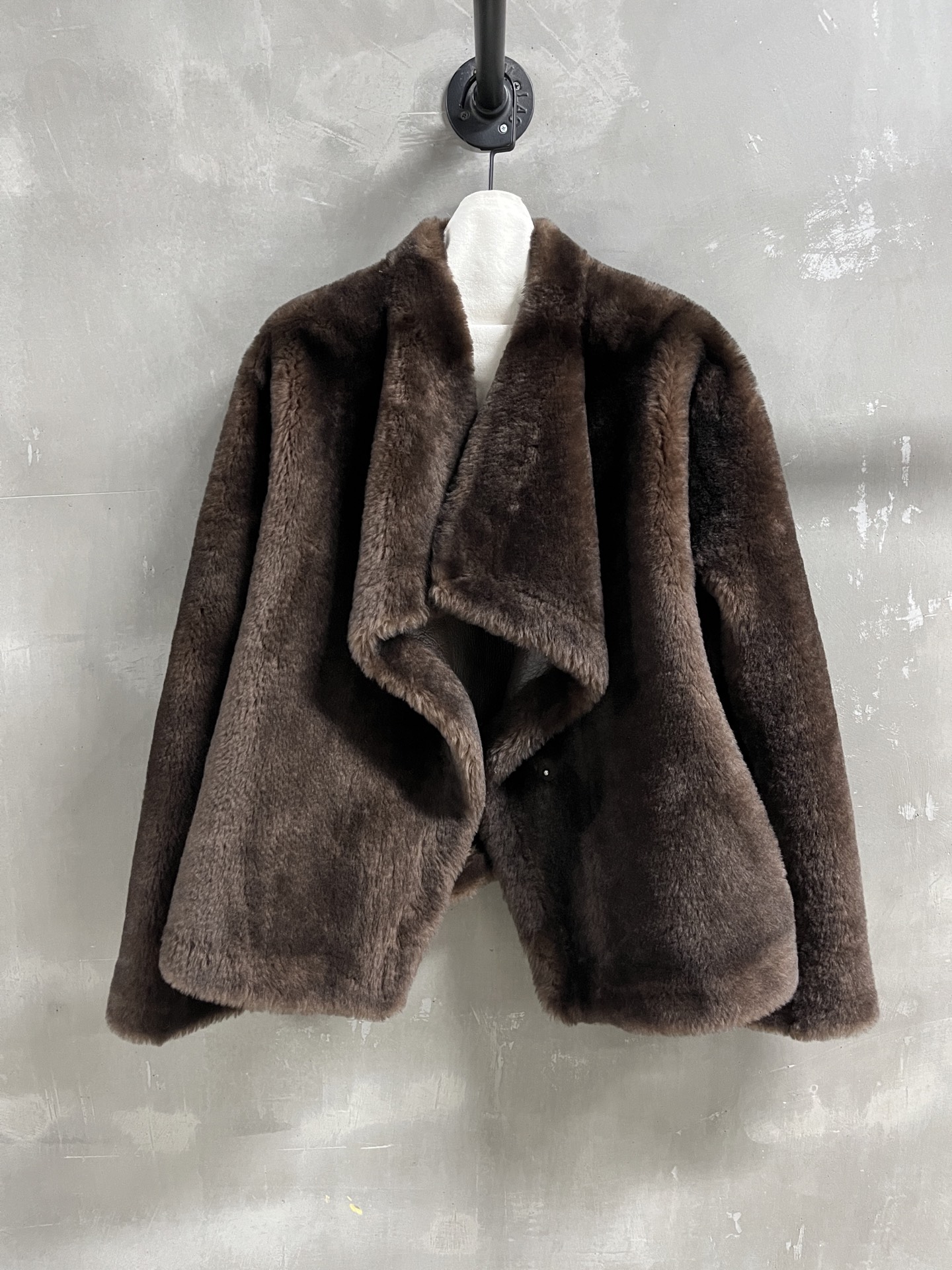 NO:720163,Midnight benefit is here, Loewe's sheepskin one-piece unique sample garment M1, size M, bust 132, length 60, raglan sleeve length 79, special price, no return, no exchange, no free shipping, loewe, sheepskin,19860909午夜福利来了罗意威 羊皮毛一体孤品样衣M1 尺寸M码胸围132 衣长60 连肩袖长79,特价 不退不换不包邮,loewe,sheepskin,,Women's clothing