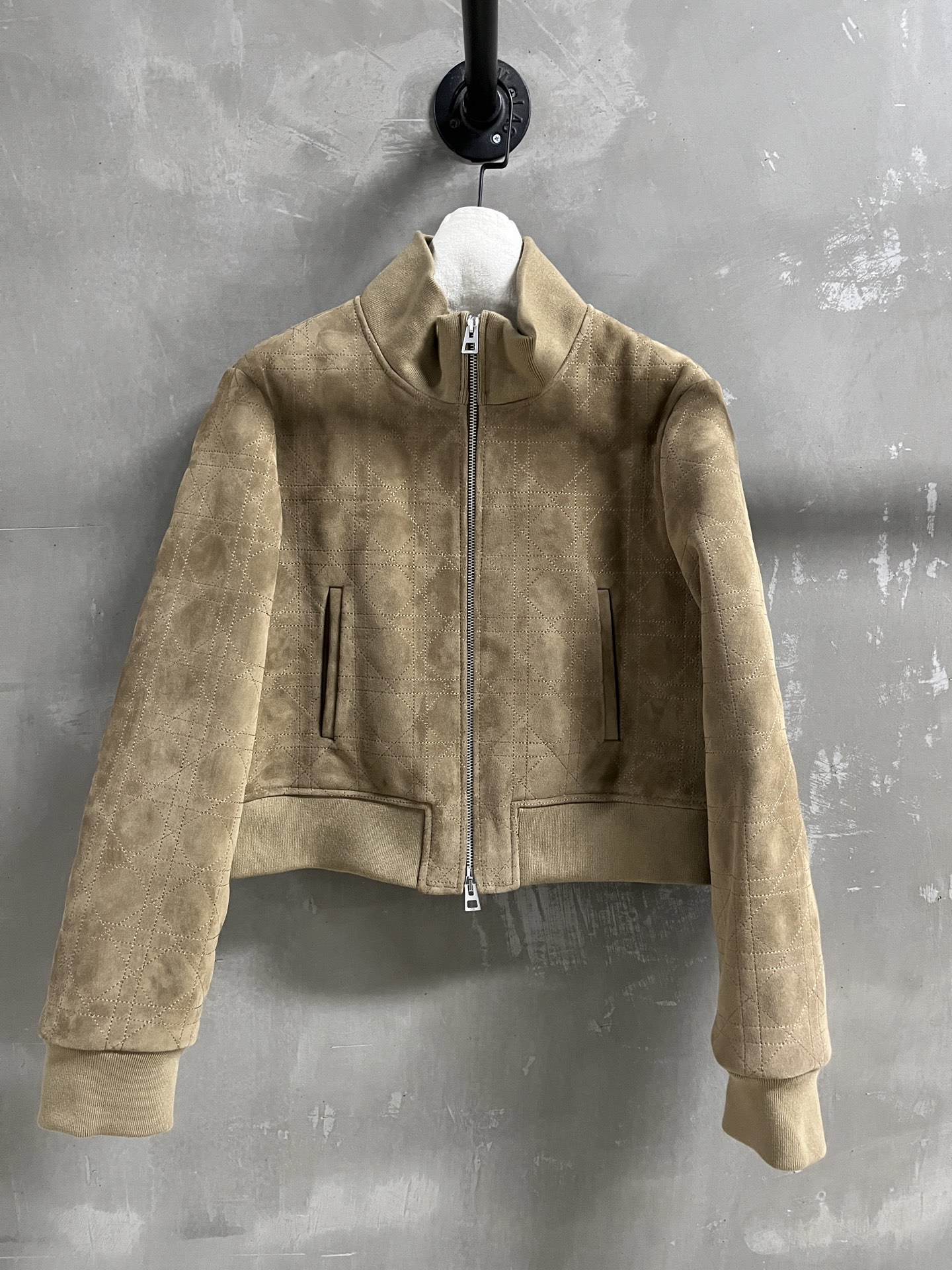 NO:720165,Introduction to Christian D*or | 2026 Spring New Products The best leather clothing items of this season!  The design is simple and elegant, and the style is versatile and fashionable!  Classic rattan plaid - MATERIAL material - leather imported Turkish mixed cashmere surface sizeS-19860909Christian D*or简介｜2026春装新品 本季度最佳皮衣单品！设计简约腔调十足 版型不挑人百搭又时髦！经典藤纹格 - MATERIAL 材质 - 皮面进口土耳其混种羊绒面 sizeS- XL M码胸围110 肩宽43 袖长62 衣长48,迪奥-服装,dior,leather jacket,,Women's clothing