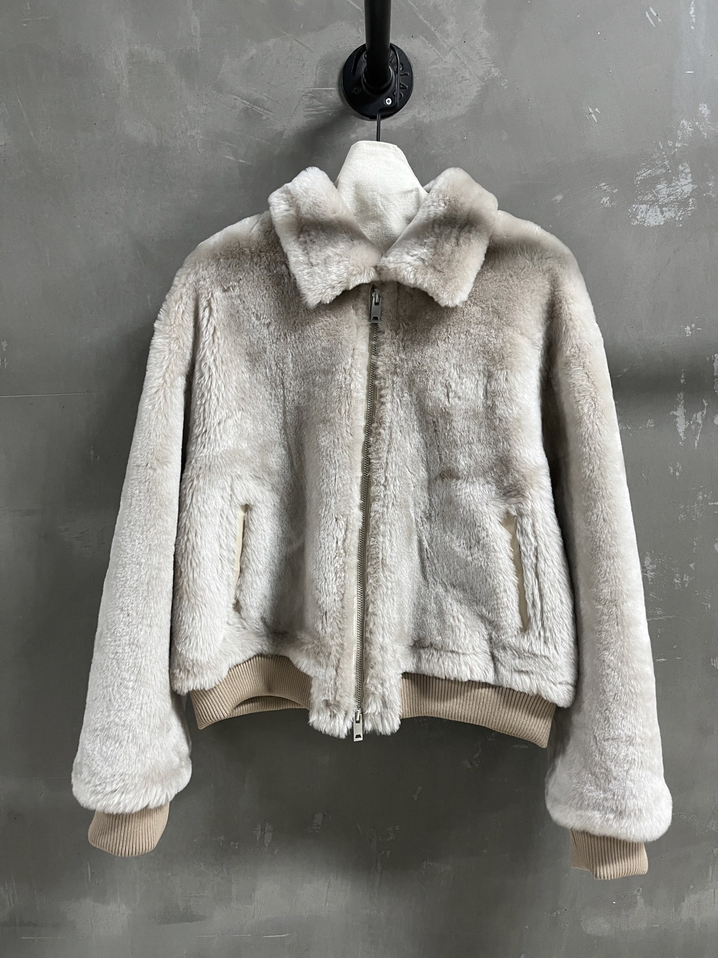 NO:720193,Midnight bonus is here. BV sheepskin all-in-one unique sample dress M1, size M, bust 124, length 56, shoulder width 51, sleeve length 56, special price, no return, no exchange, no free shipping, bottega veneta, sheepskin,19860909午夜福利来了BV羊皮毛一体孤品样衣M1 尺寸M码胸围124 衣长56 肩宽51 袖长56,特价 不退不换不包邮,bottega veneta,sheepskin,,Women's clothing