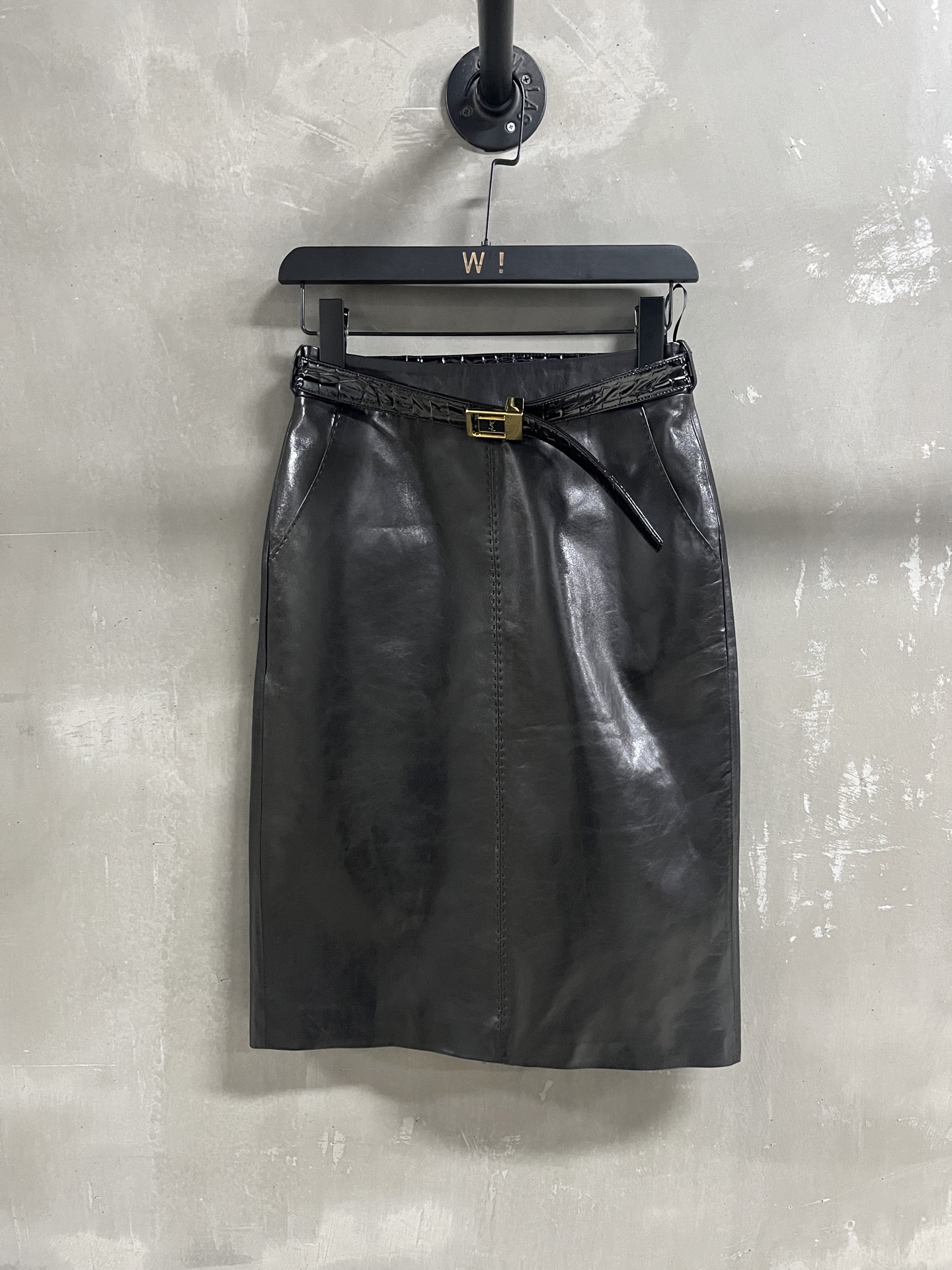 NO:720195,The highest version on the market, the girl will inspect the goods, trim the three marks on the threads, and ship the goods. You can post pictures and take videos. If you want quality or service, please add me on WeChat. We will not accept urgent orders. Introduction to Saint L*urent | 2026 Spring Clothing New Products The best leather skirt item of this season!  Original custom-made, sweet and cool retro style, easy-to-match and fashionable version!  - MATERIAL Material - Leather imported Turkish waxed lambskin size S-19860909市面最高版本小妹验货、修剪线头上三标、发货可发图及拍视频,要品质要服务的加我微信,不接急单. Saint L*urent简介｜2026春装新品 本季度最佳皮裙单品！原版订制 甜酷风复古气质,版型不挑人百搭又时髦！ - MATERIAL 材质 - 皮面进口土耳其油蜡小羊皮 sizeＳ- XL M码腰围68 臀围94 裙长60 price,圣罗兰-服装,saint laurent,saint laurent,skirts,sheepskin,,Women's clothing