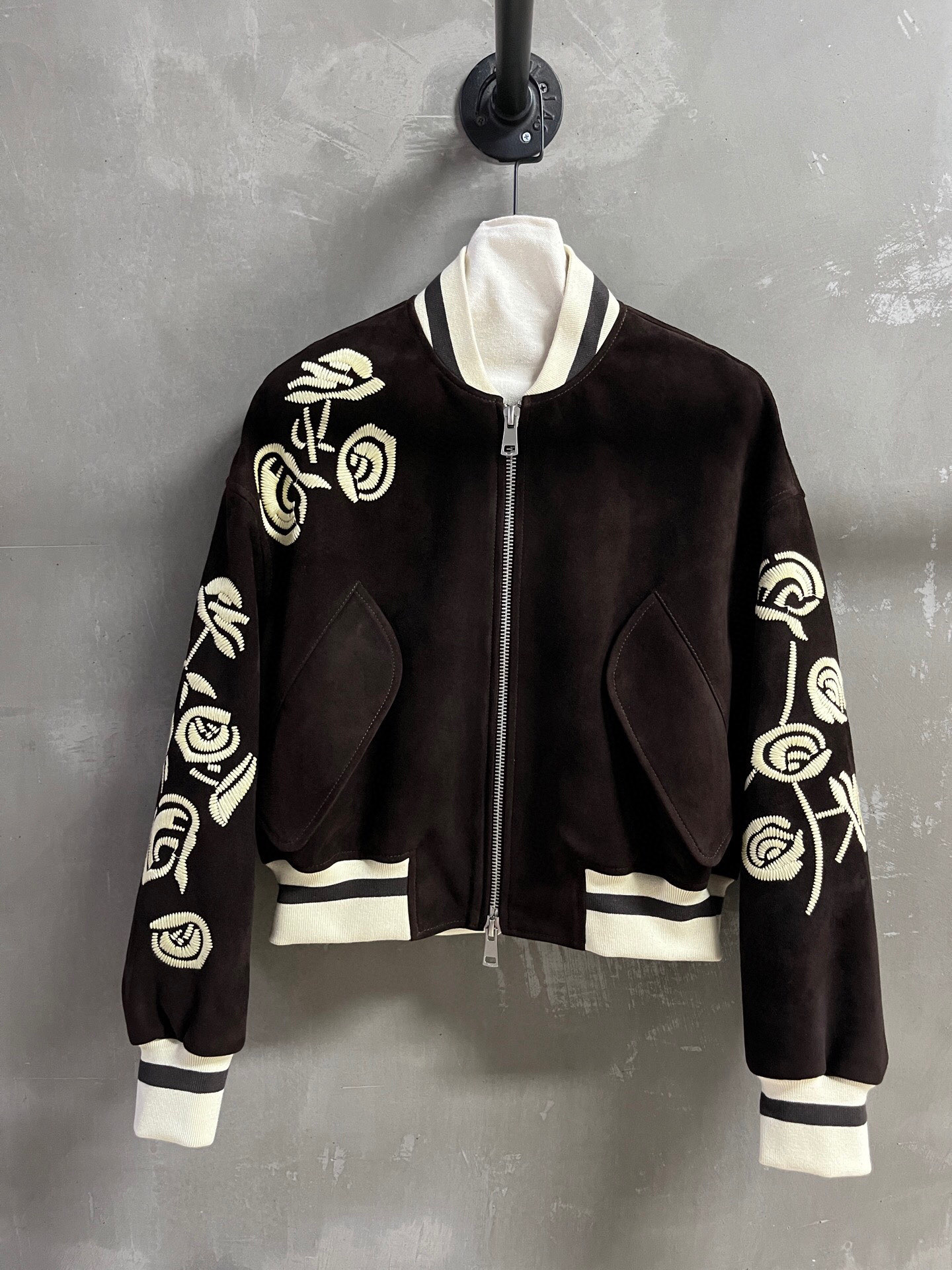 NO:720225,The highest version on the market, the girl will inspect the goods, trim the three marks on the threads, and ship the goods. You can post pictures and take videos. If you want quality or service, please add me on WeChat. We will not accept urgent orders. Ermanno Scervino Introduction | 2026 Spring Clothing New Products The best outerwear item of this season!  Classic King of Lace design, heavy-duty embroidery with thousands of needles, slim fit, versatile and fashionable!  - MATERIAL - Leather imported Turkish mixed cashmere surface size M-19860909市面最高版本小妹验货、修剪线头上三标、发货可发图及拍视频,要品质要服务的加我微信,不接急单. Ermanno Scervino简介｜2026春装新品 本季度最佳外套单品！经典蕾丝之王设计 万针重工刺绣 显瘦版型不挑人百搭又时髦！ - MATERIAL 材质 - 皮面进口土耳其混种羊绒面 size M- XL M码胸围120 衣长53 肩宽56 袖长52 price,女装,jackets & coats,,Women's clothing