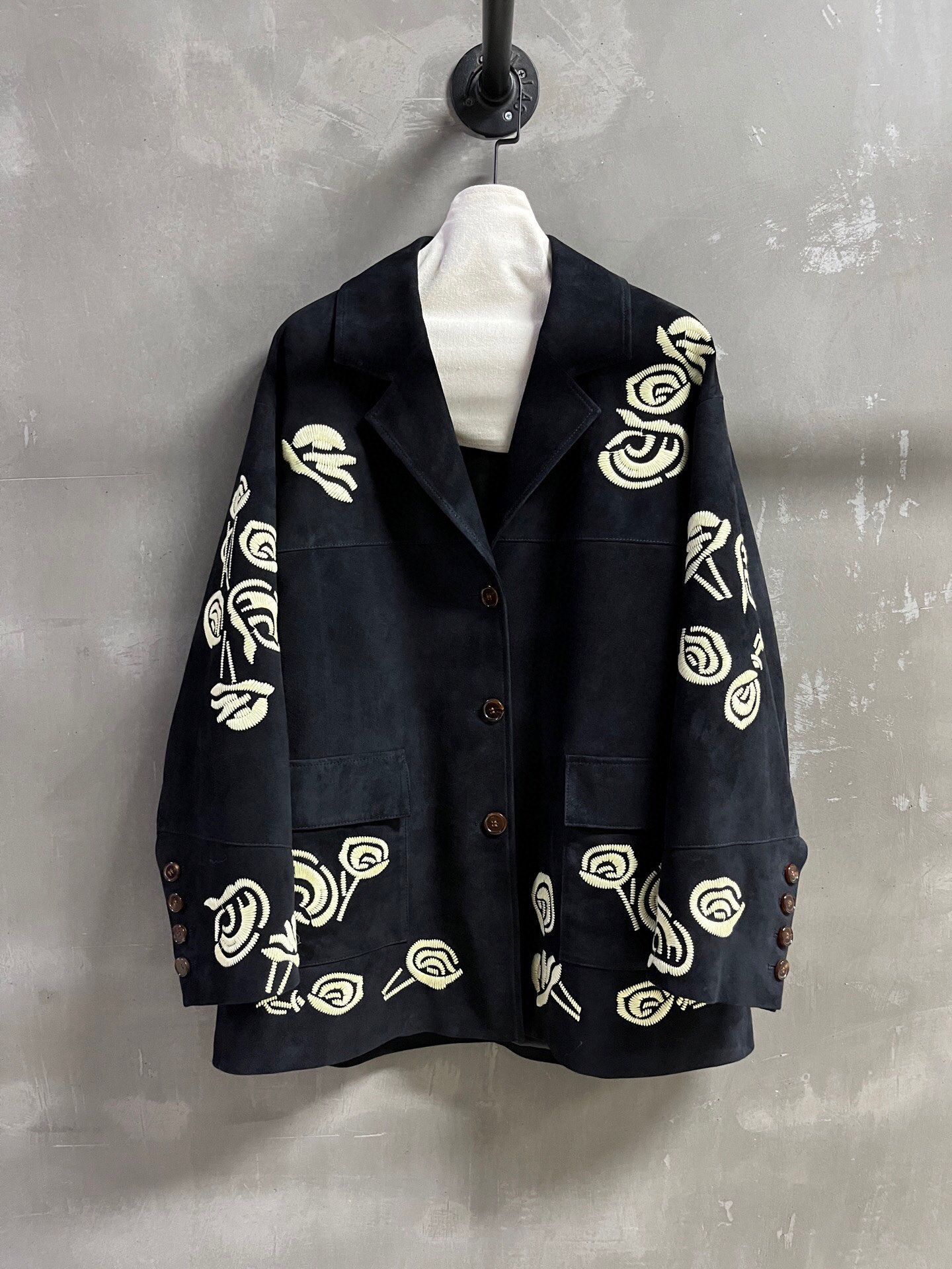 NO:720219,The highest version on the market, the girl will inspect the goods, trim the three marks on the threads, and ship the goods. You can post pictures and take videos. If you want quality or service, please add me on WeChat. We will not accept urgent orders. Ermanno Scervino Introduction | 2026 Spring Clothing New Products The best outerwear item of this season!  Classic King of Lace design, heavy-duty embroidery with thousands of needles, slim fit, versatile and fashionable!  - MATERIAL - Leather imported Turkish mixed cashmere size S- L M size bust 120 length 77 shoulder width 55 sleeve length 54 price, women's clothing, jackets & coats,19860909市面最高版本小妹验货、修剪线头上三标、发货可发图及拍视频,要品质要服务的加我微信,不接急单. Ermanno Scervino简介｜2026春装新品 本季度最佳外套单品！经典蕾丝之王设计 万针重工刺绣 显瘦版型不挑人百搭又时髦！ - MATERIAL 材质 - 皮面进口土耳其混种羊绒面 size S- L M码胸围120 衣长77 肩宽55 袖长54 price,女装,jackets & coats,,Women's clothing