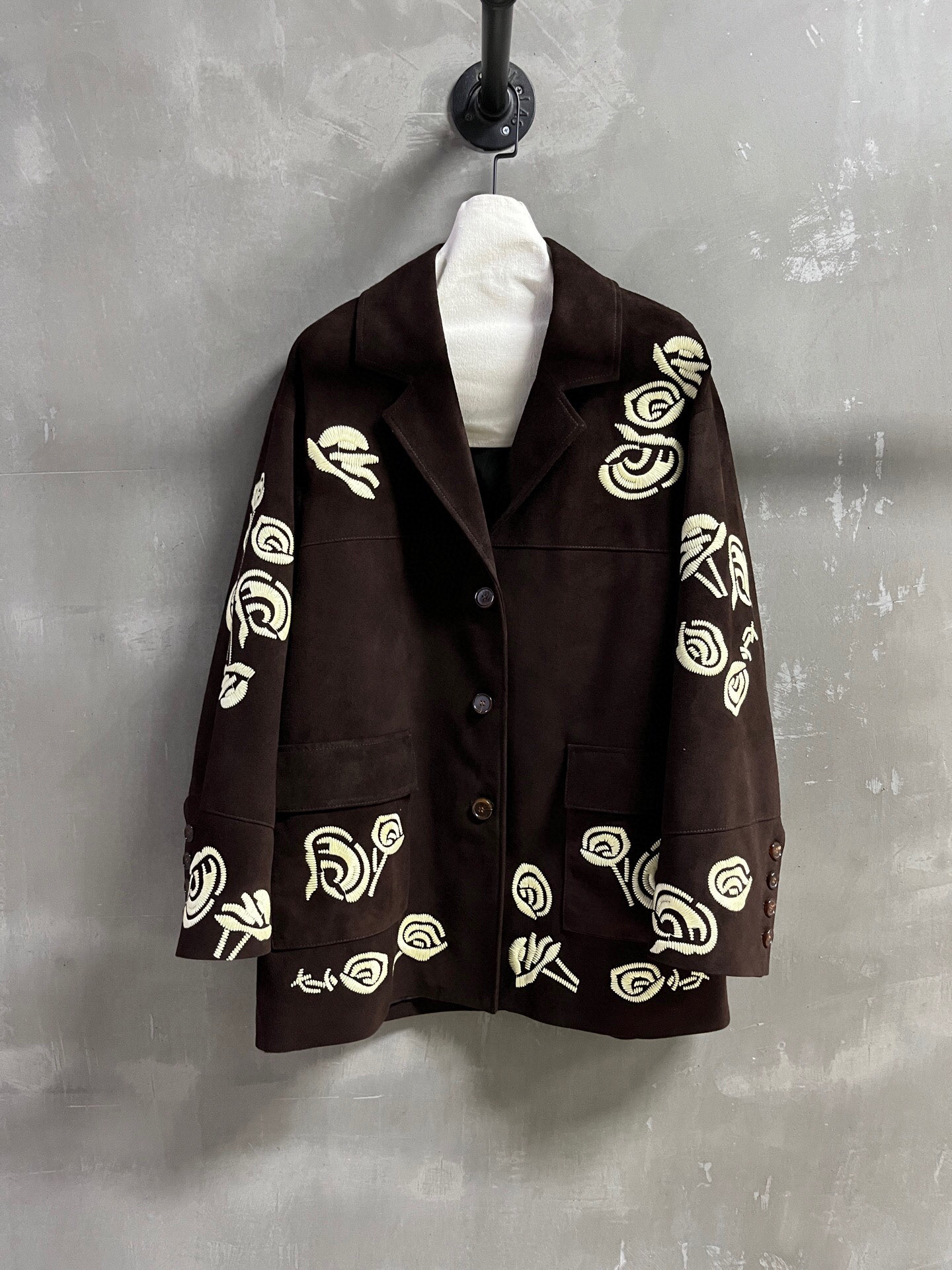 NO:720222,Introduction to Ermanno Scervino | 2026 Spring New Products The best outerwear item of the season!  Classic King of Lace design, heavy-duty embroidery with thousands of needles, slim fit, versatile and fashionable!  - MATERIAL - Leather imported Turkish mixed cashmere size S- L M size bust 120 length 77 shoulder width 55 sleeve length 54 price, women's clothing, jackets & coats,19860909Ermanno Scervino简介｜2026春装新品 本季度最佳外套单品！经典蕾丝之王设计 万针重工刺绣 显瘦版型不挑人百搭又时髦！ - MATERIAL 材质 - 皮面进口土耳其混种羊绒面 size S- L M码胸围120 衣长77 肩宽55 袖长54 price,女装,jackets & coats,,Women's clothing