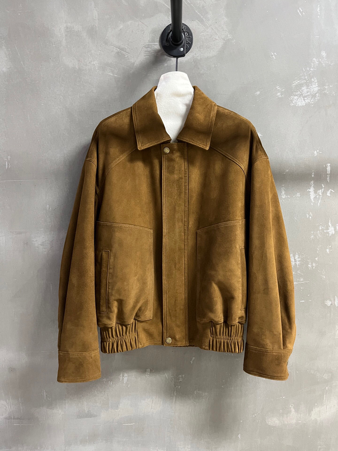 NO:720213,The highest version on the market, the girl will inspect the goods, trim the three marks on the threads, and ship the goods. You can post pictures and take videos. If you want quality or service, please add me on WeChat. We will not accept urgent orders. Introduction to Saint L*urent | 2026 Spring Clothing New Products The best leather clothing item of this season!  The style is versatile and fashionable!  - MATERIAL Material - leather imported Turkish mixed sheepskin size S-19860909市面最高版本小妹验货、修剪线头上三标、发货可发图及拍视频,要品质要服务的加我微信,不接急单. Saint L*urent简介｜2026春装新品 本季度最佳皮衣单品！版型不挑人百搭又时髦！ - MATERIAL 材质 - 皮面进口土耳其混种羊皮 size Ｓ- XL M码胸围122衣长65肩宽58袖长55 price,女装,saint laurent,leather jacket,sheepskin,,Women's clothing