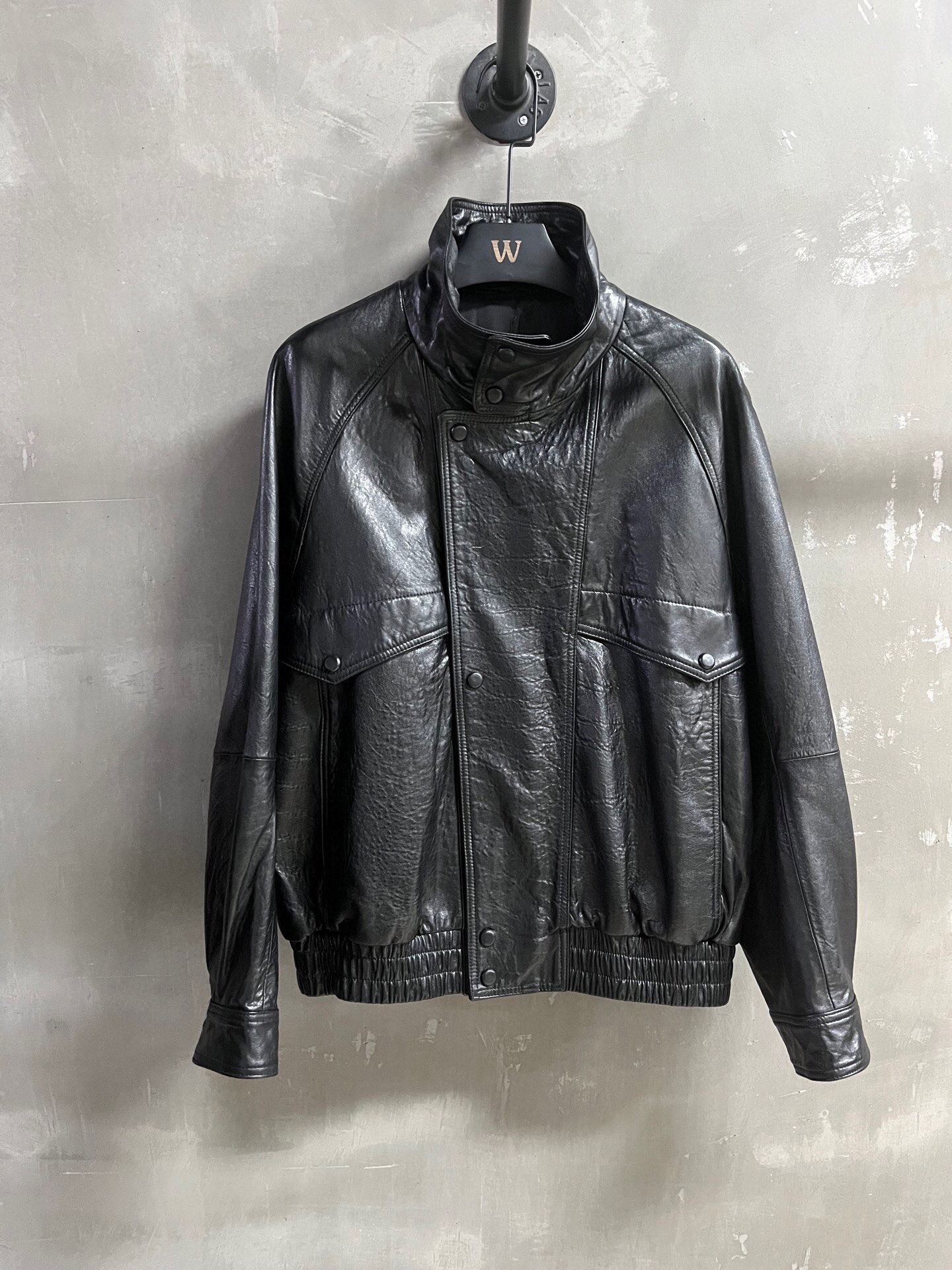 NO:869161,The highest version on the market, the girl will inspect the goods, trim the three marks on the threads, and ship the goods. You can post pictures and take videos. If you want quality or service, please add me on WeChat. We will not accept urgent orders. Introduction to Saint L*urent | 2026 Spring Clothing New Products The best outerwear item of this season!  Original custom-made, sweet and cool retro style, easy-to-match and fashionable version!  - MATERIAL material - leather imported British embryo lamb leather sizeＳ-19860909市面最高版本小妹验货、修剪线头上三标、发货可发图及拍视频,要品质要服务的加我微信,不接急单. Saint L*urent简介｜2026春装新品 本季度最佳外套单品！原版订制 甜酷风复古气质,版型不挑人百搭又时髦！ - MATERIAL 材质 - 皮面进口英胚羊羔泡皮 sizeＳ- XL M码胸围126 衣长63 连肩袖长74 price,女装,saint laurent,jackets & coats,,Women's clothing