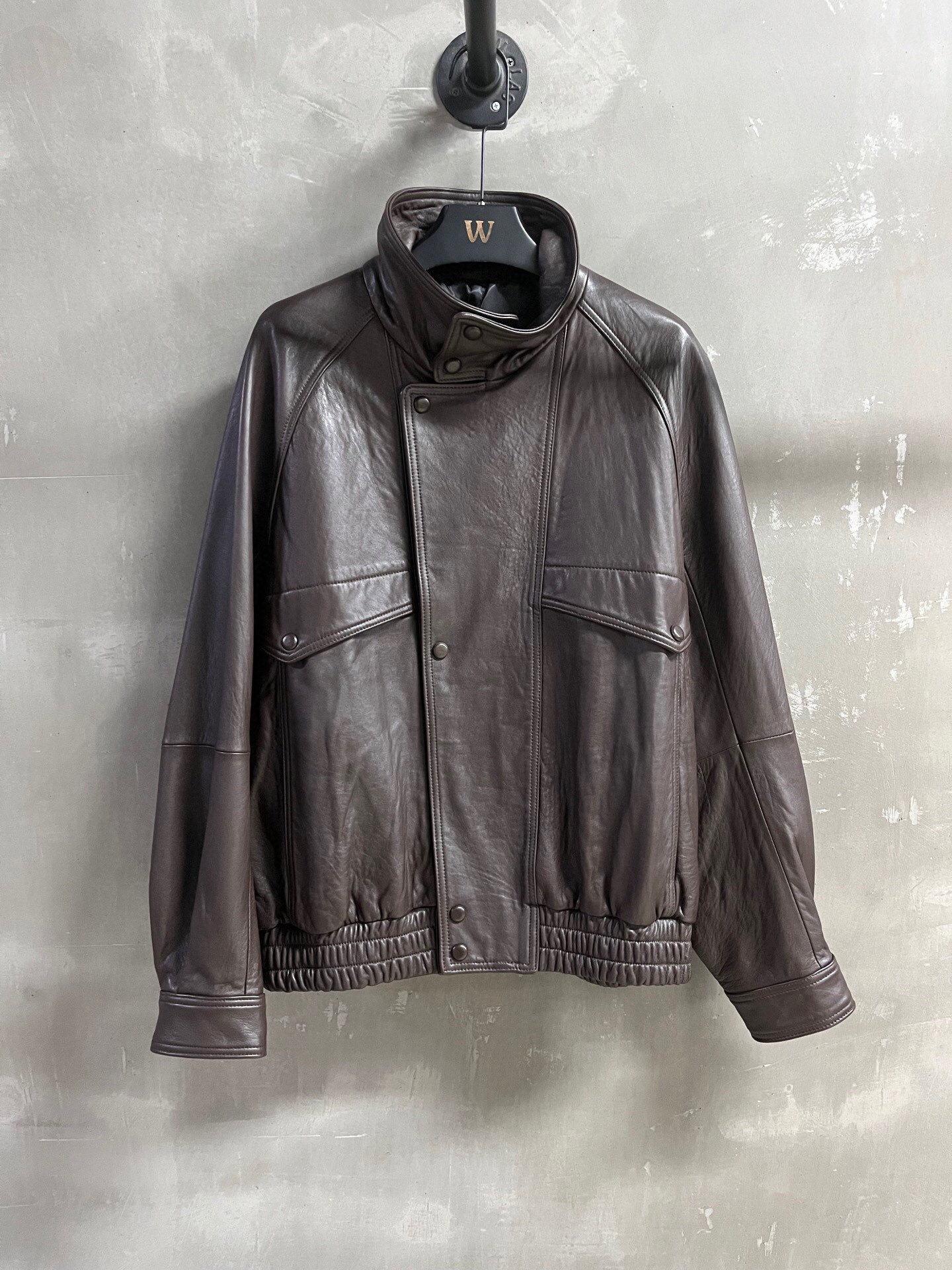 NO:720209,The highest version on the market, the girl will inspect the goods, trim the three marks on the threads, and ship the goods. You can post pictures and take videos. If you want quality or service, please add me on WeChat. We will not accept urgent orders. Introduction to Saint L*urent | 2026 Spring Clothing New Products The best outerwear item of this season!  Original custom-made, sweet and cool retro style, easy-to-match and fashionable version!  - MATERIAL material - leather imported British embryo lamb leather sizeＳ-19860909市面最高版本小妹验货、修剪线头上三标、发货可发图及拍视频,要品质要服务的加我微信,不接急单. Saint L*urent简介｜2026春装新品 本季度最佳外套单品！原版订制 甜酷风复古气质,版型不挑人百搭又时髦！ - MATERIAL 材质 - 皮面进口英胚羊羔泡皮 sizeＳ- XL M码胸围126 衣长63 连肩袖长74 price,女装,saint laurent,jackets & coats,,Women's clothing