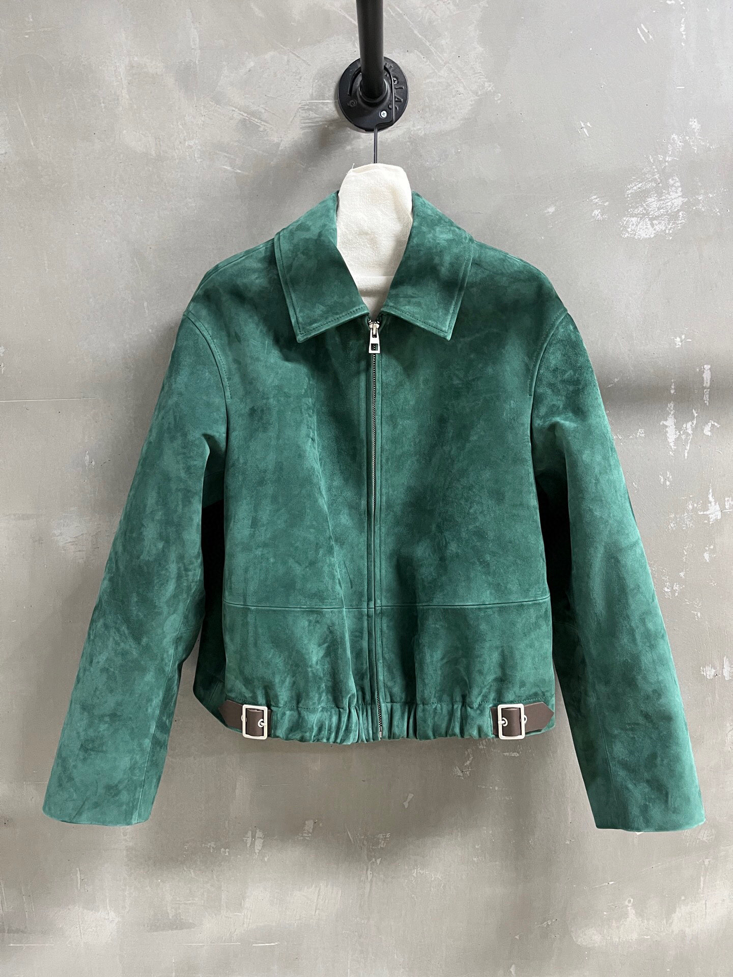 NO:720204,The highest version on the market. The girl inspects the goods, trims the three marks on the threads, and delivers the goods. You can post pictures and take videos. If you want quality or service, please add me on WeChat. We will not accept urgent orders. Loewe Introduction | 2026 Spring Clothing New Products The best leather clothing item of this season!  The style is versatile and fashionable!  - MATERIAL material - leather imported Turkish mixed cashmere surface size S-19860909市面最高版本小妹验货、修剪线头上三标、发货可发图及拍视频,要品质要服务的加我微信,不接急单. Loewe简介｜2026春装新品 本季度最佳皮衣单品！版型不挑人百搭又时髦！ - MATERIAL 材质 - 皮面进口土耳其混种羊绒面 size Ｓ- XL M码胸围112 衣长55 袖长58 肩宽49 price,罗意威-服装,loewe,loewe,leather jacket,,Women's clothing