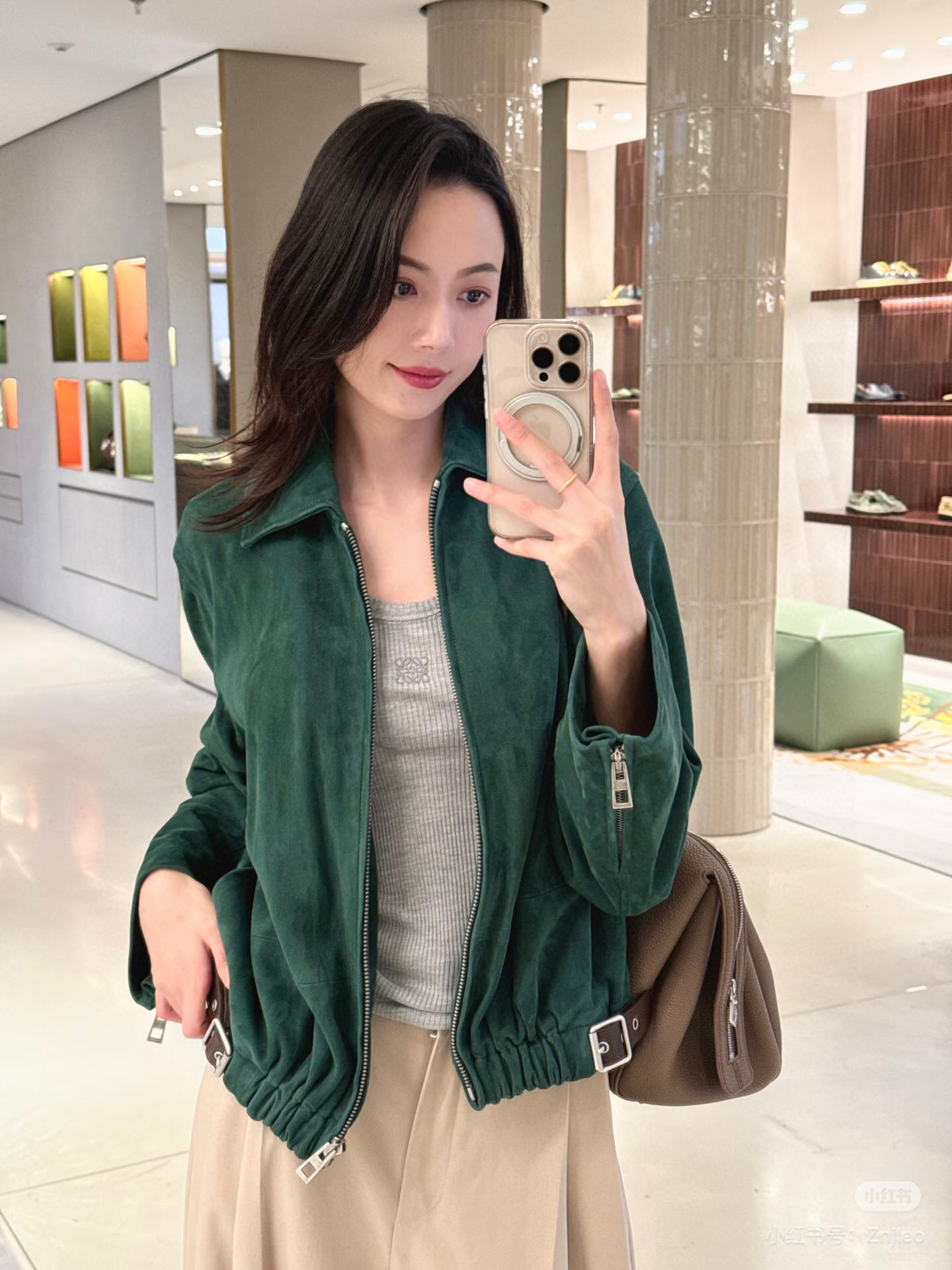 NO:720205,Loewe, who has been studying color aesthetics, I really love the color of this piece ~ The dark green with the suede texture gives me a yellow leather look that looks cool and white, Loewe - Clothing, loewe,19860909一直在色彩美学上有所研究的罗意威 这一件的颜色我真的超爱～ 墨绿色搭配绒面皮质感给我一个黄皮衬出冷白皮了,罗意威-服装,loewe,,Women's clothing