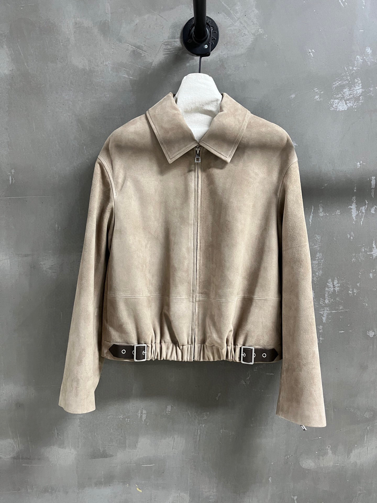 NO:720207,The highest version on the market. The girl inspects the goods, trims the three marks on the threads, and delivers the goods. You can post pictures and take videos. If you want quality or service, please add me on WeChat. We will not accept urgent orders. Loewe Introduction | 2026 Spring Clothing New Products The best leather clothing item of this season!  The style is versatile and fashionable!  - MATERIAL material - leather imported Turkish mixed cashmere surface size S-19860909市面最高版本小妹验货、修剪线头上三标、发货可发图及拍视频,要品质要服务的加我微信,不接急单. Loewe简介｜2026春装新品 本季度最佳皮衣单品！版型不挑人百搭又时髦！ - MATERIAL 材质 - 皮面进口土耳其混种羊绒面 size Ｓ- XL M码胸围112 衣长55 袖长58 肩宽49 price,罗意威-服装,loewe,loewe,leather jacket,,Women's clothing