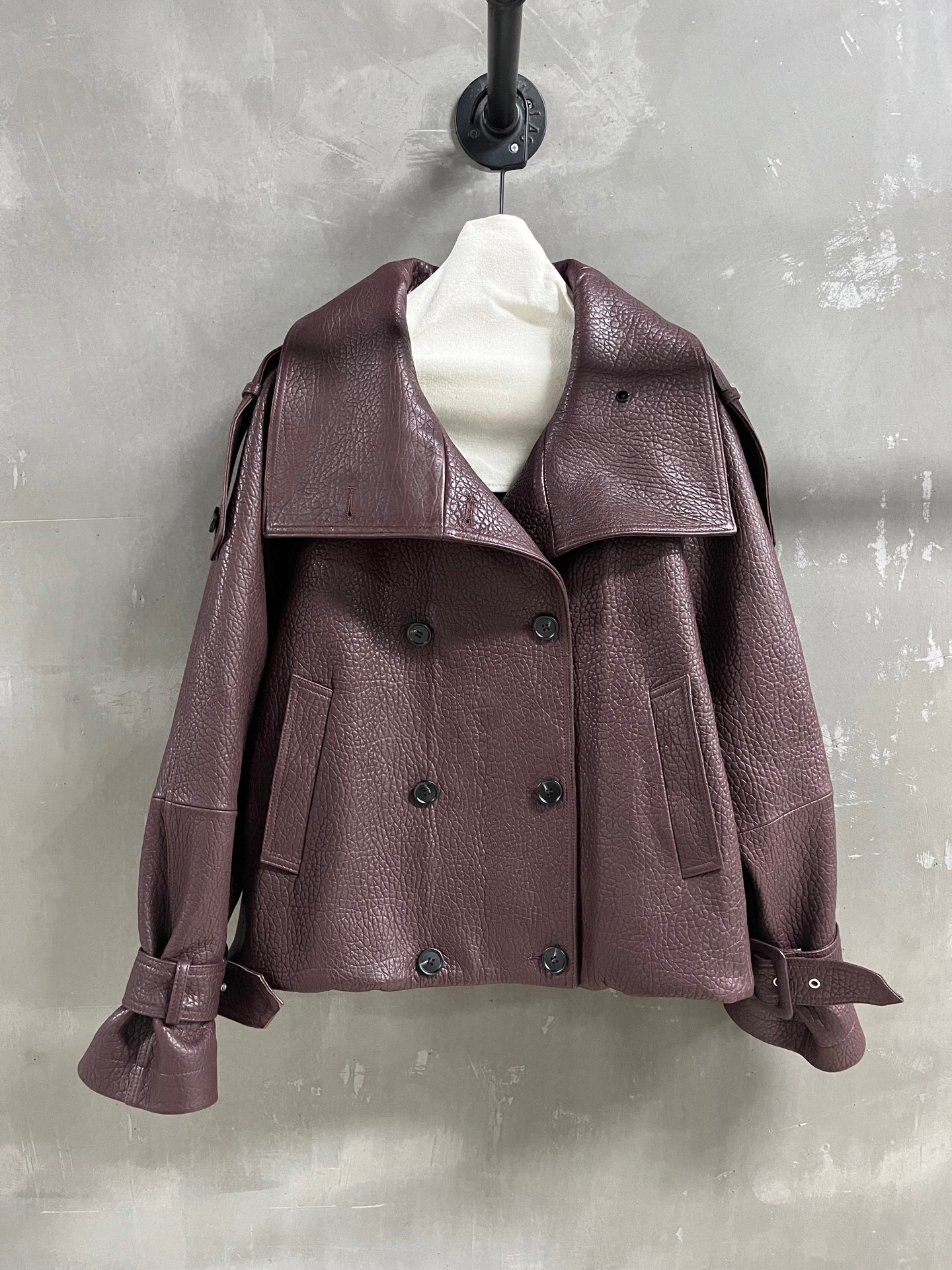 NO:869140,The highest version on the market. The girl inspects the goods, trims the three marks on the threads, and delivers the goods. You can post pictures and take videos. If you want quality or service, please add me on WeChat. We will not accept urgent orders. Introduction to Ac*e Studio | 2026 Spring Clothing New Products The best leather clothing item of this season!  Original custom-made, sweet and cool retro style, easy-to-match and fashionable version!  - MATERIAL - Leather imported Turkish pebbled goatskin sizeＳ- L M size bust 128 length 61 raglan sleeve length 73 price, women's clothing, dior, leather jacket, sheepskin,19860909市面最高版本小妹验货、修剪线头上三标、发货可发图及拍视频,要品质要服务的加我微信,不接急单. Ac*e Studio简介｜2026春装新品 本季度最佳皮衣单品！原版订制 甜酷风复古气质,版型不挑人百搭又时髦！ - MATERIAL 材质 - 皮面进口土耳其荔枝纹山羊皮 sizeＳ- L M码胸围128 衣长61 连肩袖长73 price,女装,dior,leather jacket,sheepskin,,Women's clothing