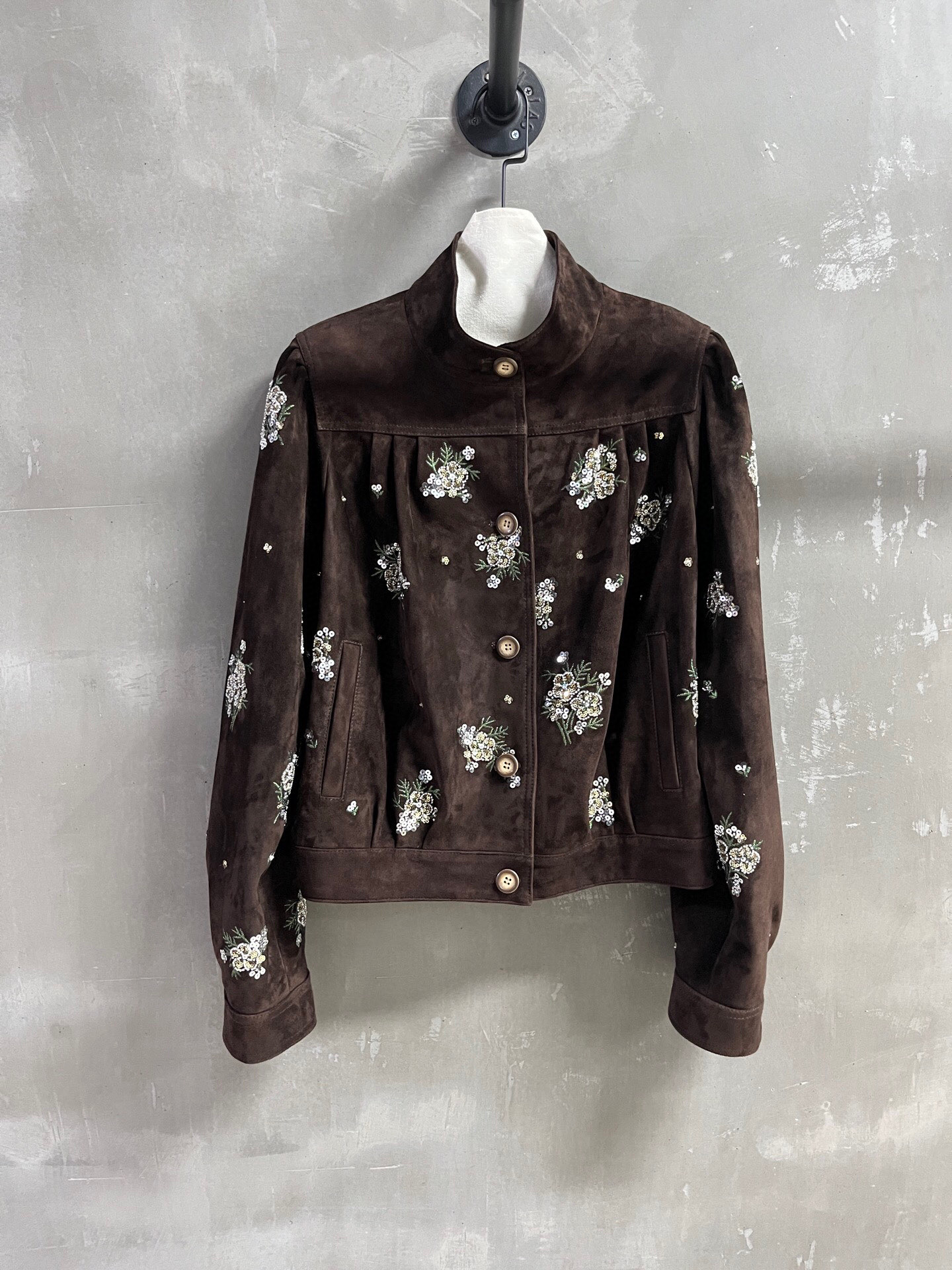 NO:720196,The highest version on the market. The girl inspects the goods, trims the three marks on the threads, and delivers the goods. You can post pictures and take videos. If you want quality or service, please add me on WeChat. We will not accept urgent orders. MiuM*u Introduction | 2026 Spring Clothing New Products The best leather clothing item this season!  Heavy industry positioning embroidery, the pattern is not picky, versatile and fashionable!  Retro old money is full of high-end feeling!  - MATERIAL Material - leather imported Turkish mixed cashmere surface size M-19860909市面最高版本小妹验货、修剪线头上三标、发货可发图及拍视频,要品质要服务的加我微信,不接急单. MiuM*u简介｜2026春装新品 本季度最佳皮衣单品！重工定位刺绣 版型不挑人百搭又时髦！复古老钱高级感十足！ - MATERIAL 材质 - 皮面进口土耳其混种羊绒面 size M- XL M码胸围128 肩宽41 袖长66 衣长58 price,缪缪-服装,miumiu,leather jacket,,Women's clothing