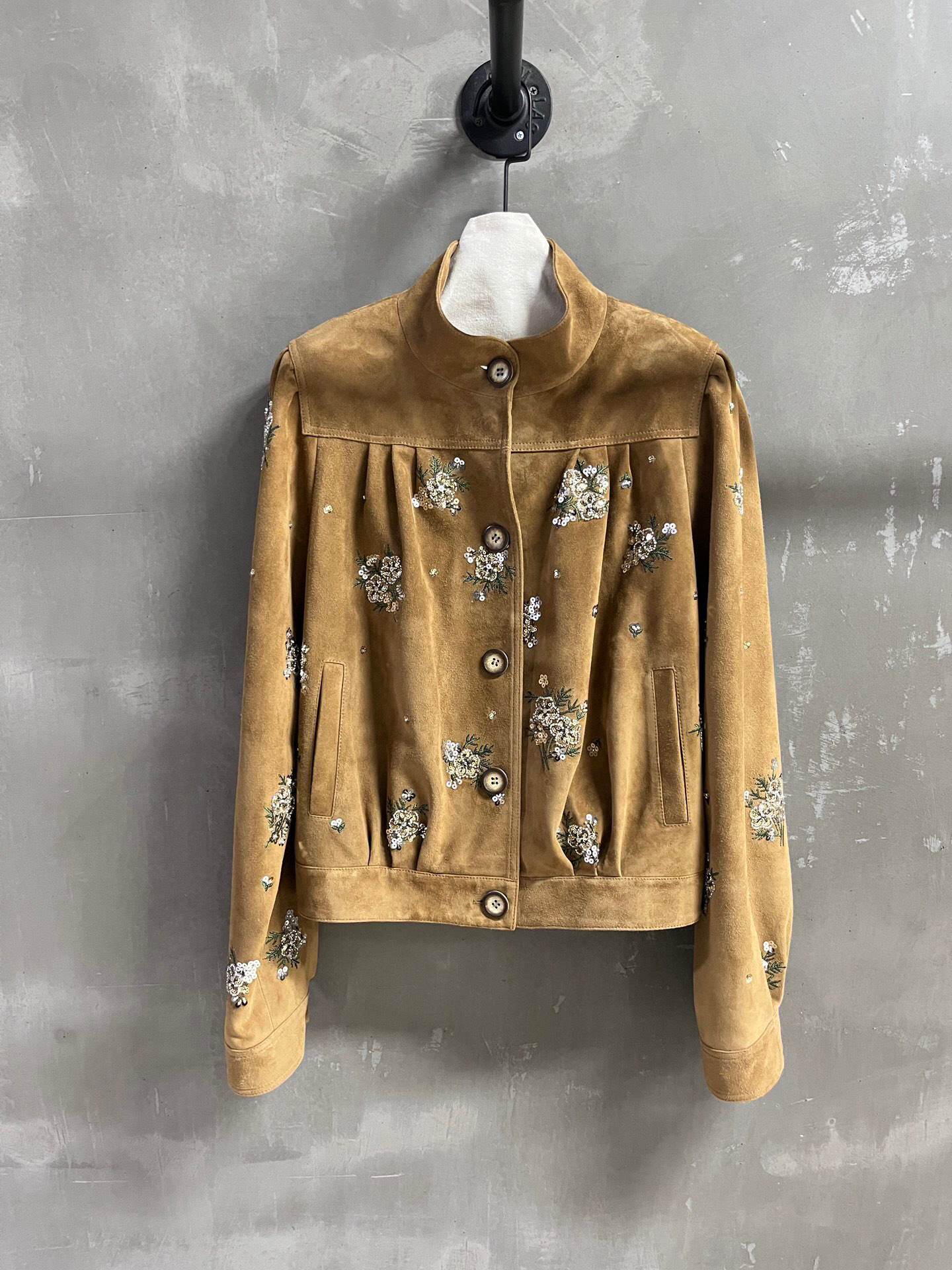 NO:720228,The highest version on the market. The girl inspects the goods, trims the three marks on the threads, and delivers the goods. You can post pictures and take videos. If you want quality or service, please add me on WeChat. We will not accept urgent orders. MiuM*u Introduction | 2026 Spring Clothing New Products The best leather clothing item this season!  Heavy industry positioning embroidery, the pattern is not picky, versatile and fashionable!  Retro old money is full of high-end feeling!  - MATERIAL Material - leather imported Turkish mixed cashmere surface size M-19860909市面最高版本小妹验货、修剪线头上三标、发货可发图及拍视频,要品质要服务的加我微信,不接急单. MiuM*u简介｜2026春装新品 本季度最佳皮衣单品！重工定位刺绣 版型不挑人百搭又时髦！复古老钱高级感十足！ - MATERIAL 材质 - 皮面进口土耳其混种羊绒面 size M- XL M码胸围128 肩宽41 袖长66 衣长58 price,缪缪-服装,miumiu,leather jacket,,Women's clothing