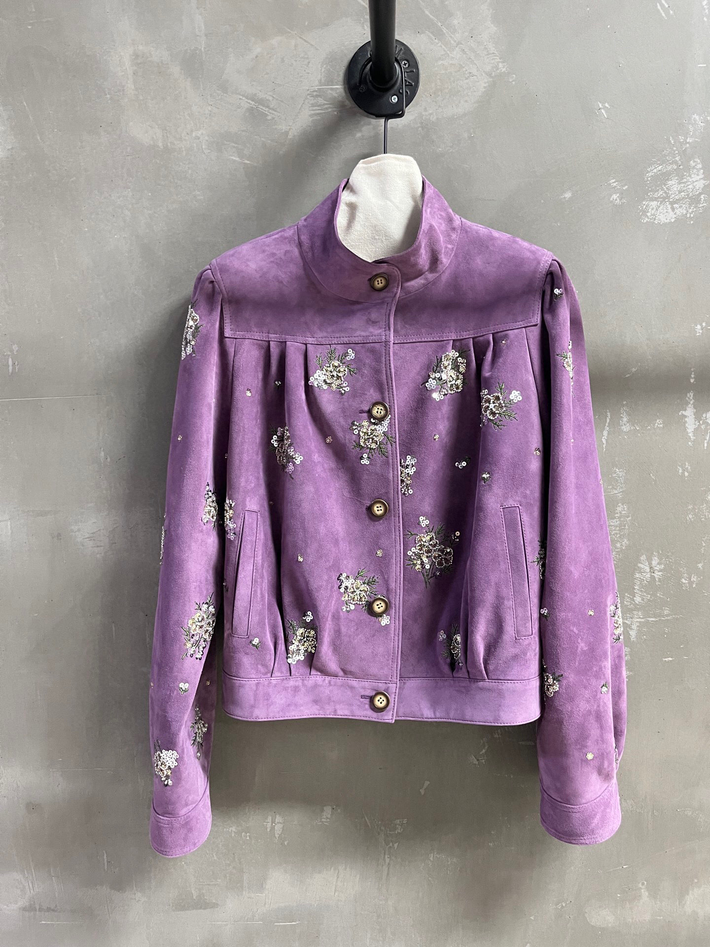 NO:720231,Introduction to MiuM*u | 2026 Spring New Products The best leather clothing items this season!  Heavy industry positioning embroidery, the pattern is not picky, versatile and fashionable!  Retro old money is full of high-end feeling!  - MATERIAL Material - leather imported Turkish mixed cashmere surface size M-19860909MiuM*u简介｜2026春装新品 本季度最佳皮衣单品！重工定位刺绣 版型不挑人百搭又时髦！复古老钱高级感十足！ - MATERIAL 材质 - 皮面进口土耳其混种羊绒面 size M- XL M码胸围128 肩宽41 袖长66 衣长58 price,缪缪-服装,miumiu,leather jacket,,Women's clothing