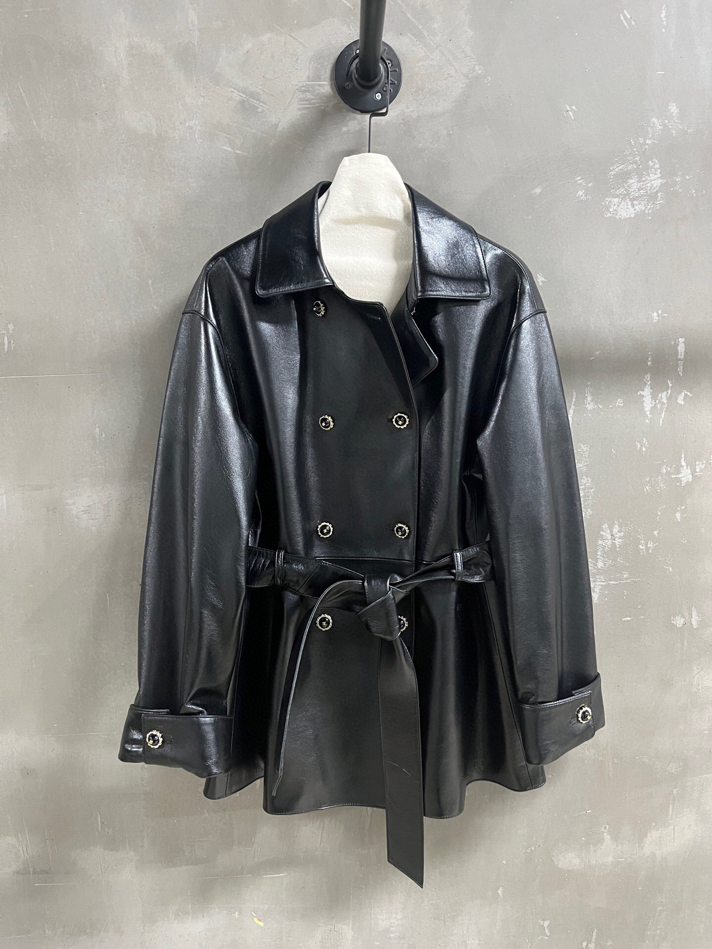 NO:869092,The highest version on the market, the girl will inspect the goods, trim the three marks on the threads, and ship the goods. You can post pictures and take videos. If you want quality or service, please add me on WeChat. We will not accept urgent orders. Introduction to Chan*l | 2026 Spring Clothing New Products The best outerwear item of this season!  Classic Chanel design, easy-to-match style, versatile and fashionable!  - MATERIAL material - leather imported aurora lambskin size S - L19860909市面最高版本小妹验货、修剪线头上三标、发货可发图及拍视频,要品质要服务的加我微信,不接急单. Chan*l简介｜2026春装新品 本季度最佳外套单品！经典香奈儿设计 版型不挑人百搭又时髦！ - MATERIAL 材质 - 皮面进口极光小羊皮 size Ｓ- L M码胸围116 衣长72 肩宽52 袖长卷起52,香奈儿-服装,chanel,chanel,jackets & coats,sheepskin,,Women's clothing