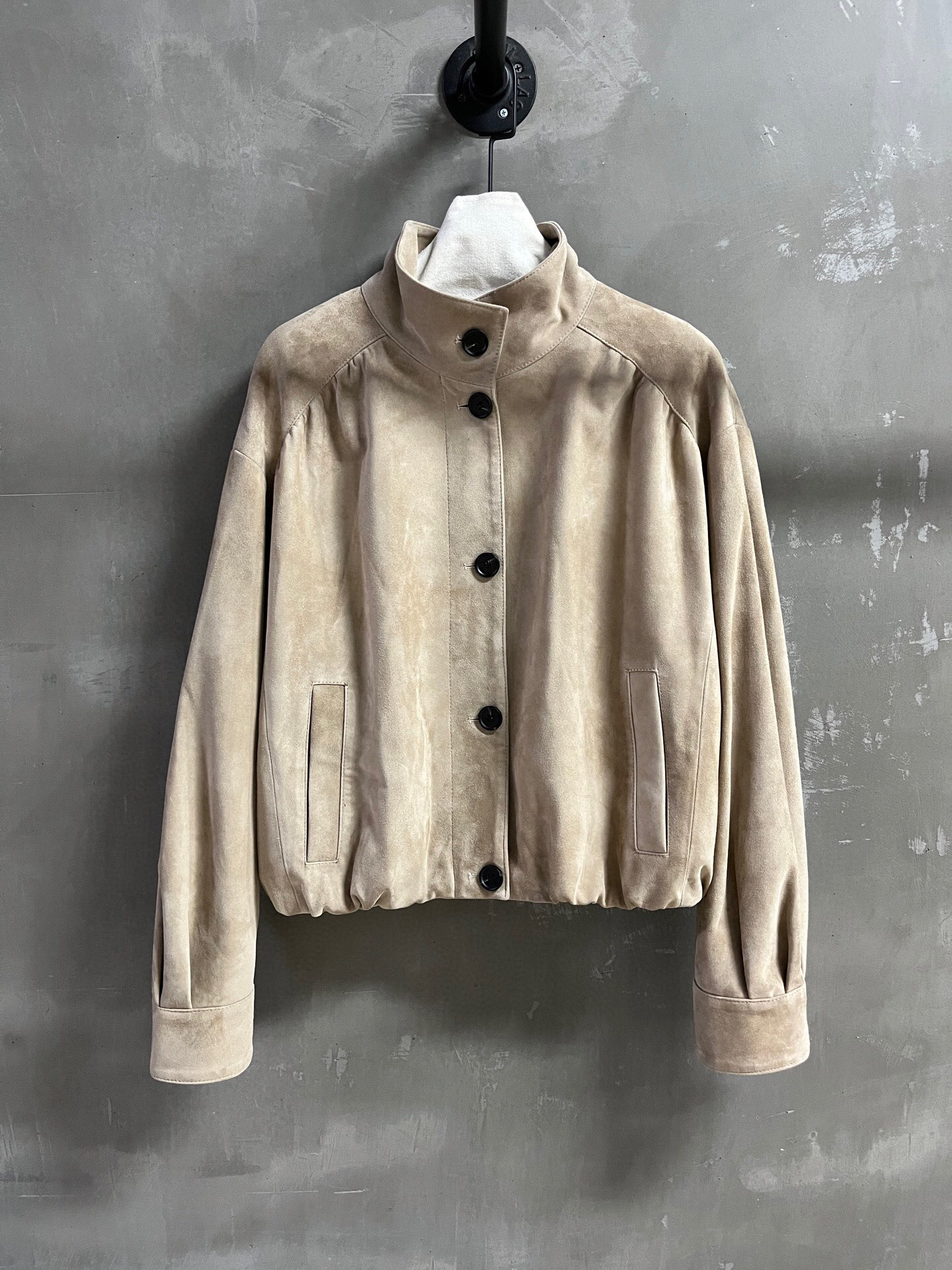 NO:722215,Introduction to Chloé｜2026 Spring New Products The best leather clothing items of this season!  Retro commuting, the minimalist version is versatile and fashionable without being picky!  - MATERIAL - Leather imported Turkish mixed cashmere surface size S-19860909Chloé简介｜2026春装新品 本季度最佳皮衣单品！复古通勤 极简版型不挑人百搭又时髦！ - MATERIAL 材质 - 皮面进口土耳其混种羊绒面 size S- XL M码胸围128 衣长54 肩宽58 袖长57,女装,chloe,leather jacket,,Women's clothing