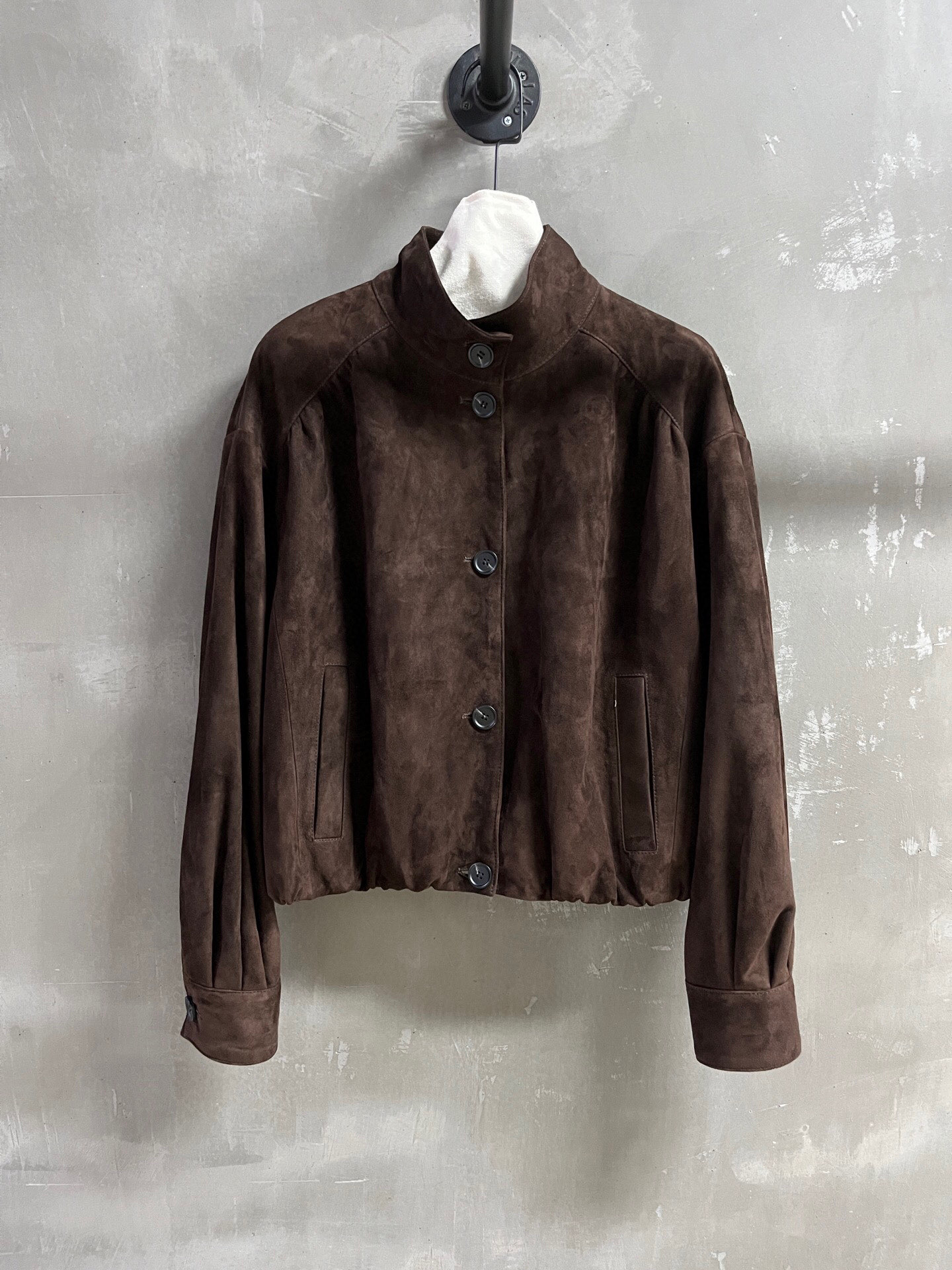 NO:722227,Introduction to Chloé｜2026 Spring New Products The best leather clothing items of this season!  Retro commuting, the minimalist version is versatile and fashionable without being picky!  - MATERIAL - Leather imported Turkish mixed cashmere surface size S-19860909Chloé简介｜2026春装新品 本季度最佳皮衣单品！复古通勤 极简版型不挑人百搭又时髦！ - MATERIAL 材质 - 皮面进口土耳其混种羊绒面 size S- XL M码胸围128 衣长54 肩宽58 袖长57,女装,chloe,leather jacket,,Women's clothing