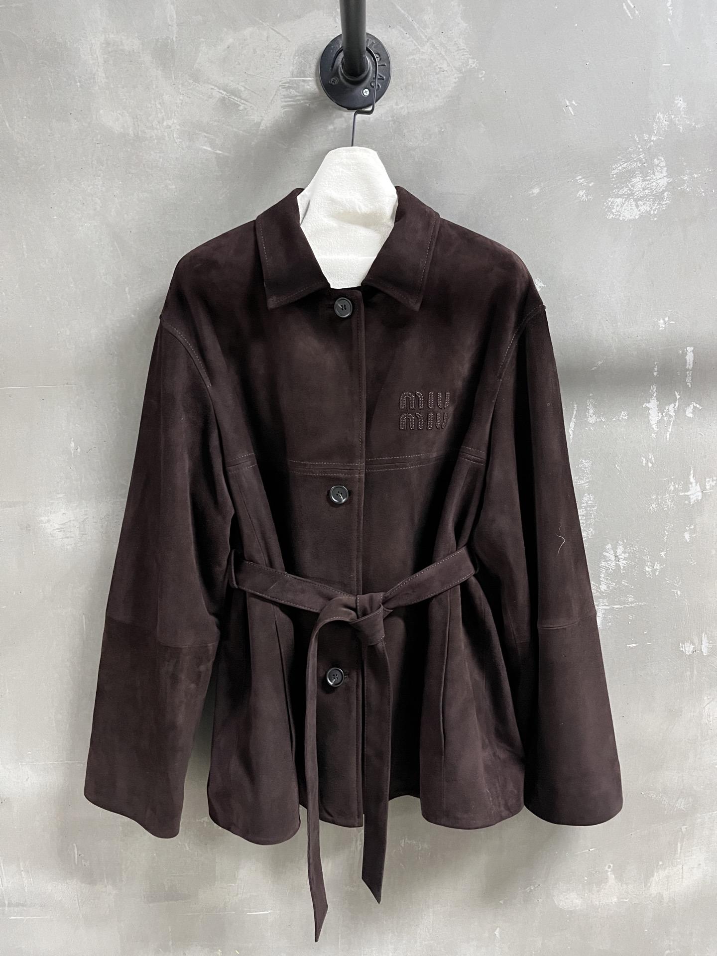 NO:722245,Introduction to MiuM*u | 2026 Spring New Products The best outerwear item of the season!  Original custom-made, sweet and cool retro style, easy-to-match and fashionable version!  - MATERIAL material - leather imported Turkish mixed cashmere surface sizeＳ-19860909MiuM*u简介｜2026春装新品 本季度最佳外套单品！原版订制 甜酷风复古气质,版型不挑人百搭又时髦！ - MATERIAL 材质 - 皮面进口土耳其混种羊绒面 sizeＳ- XL M码胸围120衣长70肩宽51袖长57,缪缪-服装,miumiu,jackets & coats,,Women's clothing